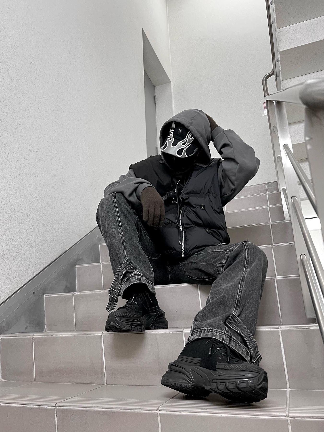 Yeezy Gap Engineered By Balenciaga Flame Cap Black, Prada Re-Nylon and Saffiano Leather Shoulder Bag Black 착용 스타일 - 1