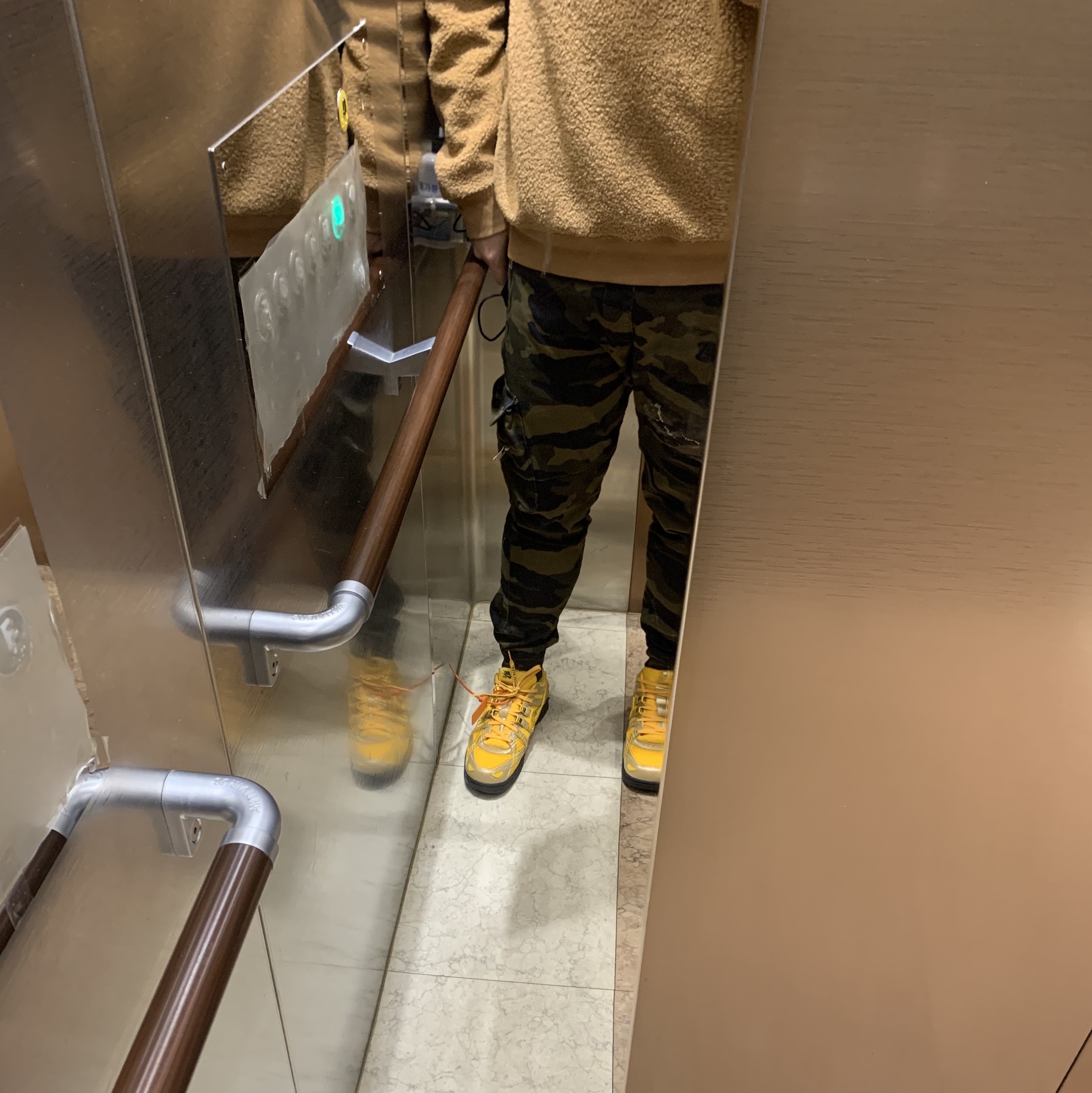 Nike x Off-White Air Rubber Dunk University Gold 착용 스타일