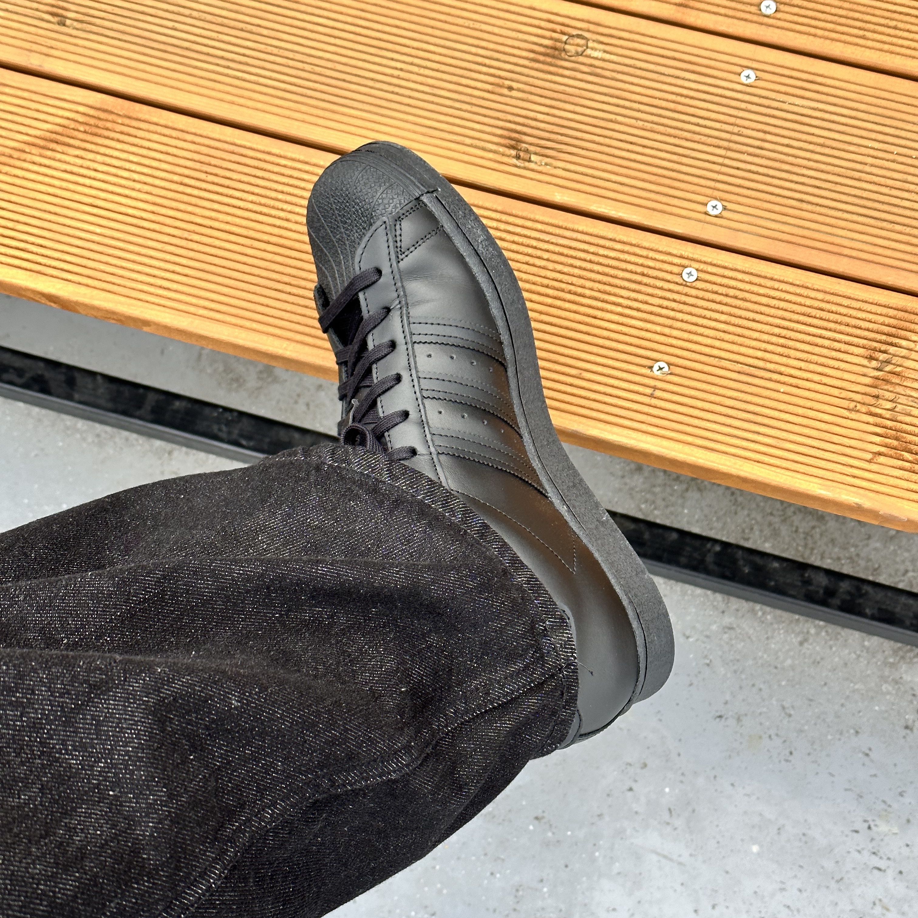 Adidas Superstar Triple Black 착용 스타일 - 2