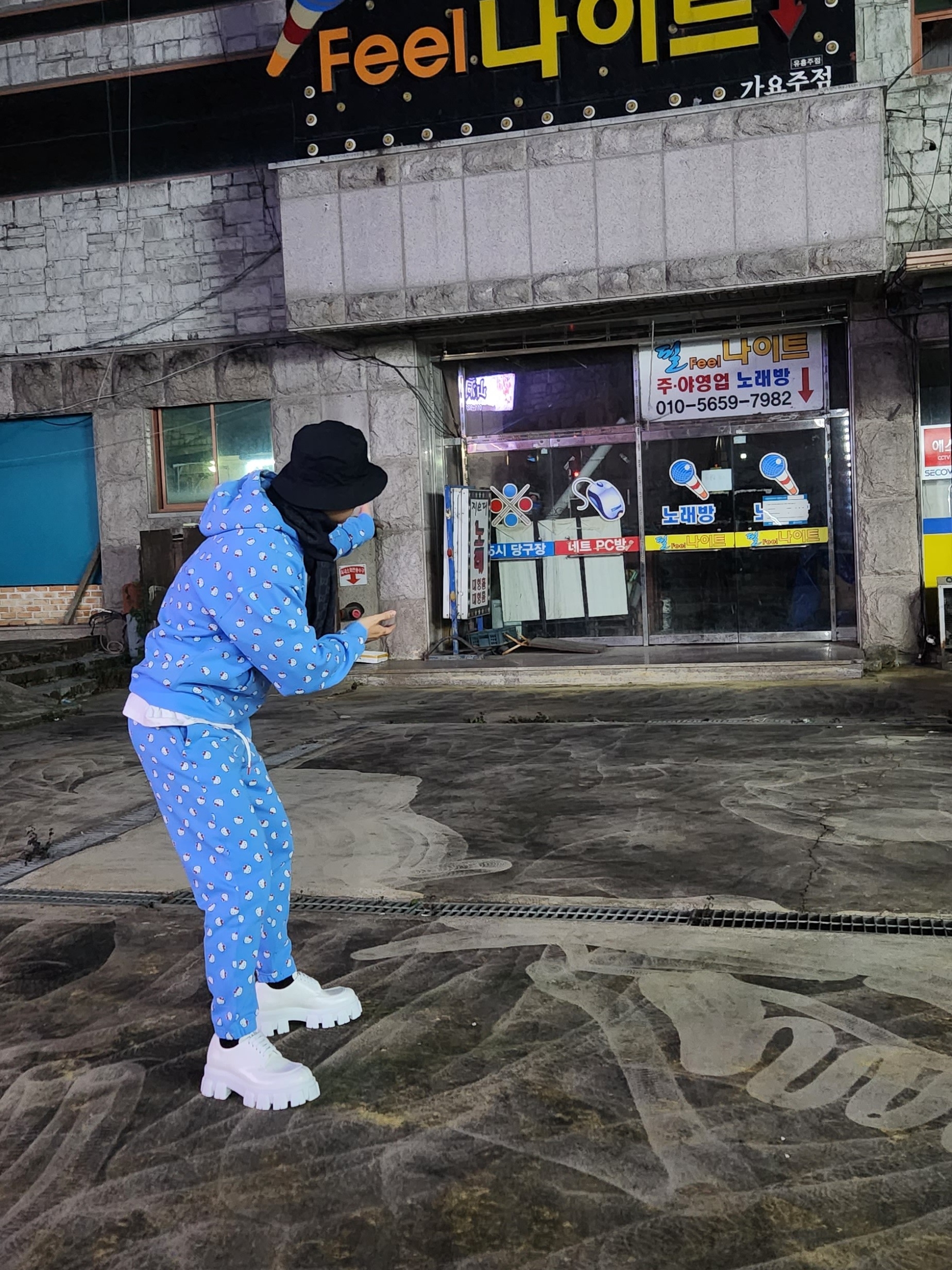 Prada Monolith Brushed Leather Lace-Up Shoes Black, Nike x Hello Kitty NRG Fleece Hoodie Blue - Asia 착용 스타일 - 2