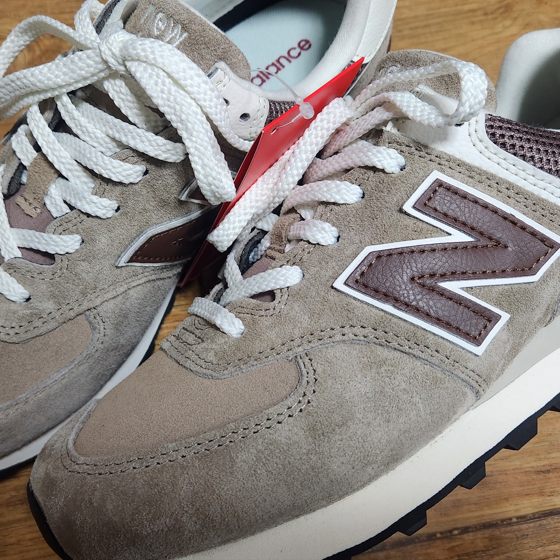 New Balance 574 Grey - D Standard, New Balance 574 Mushroom Sea Salt 착용 스타일 - 2