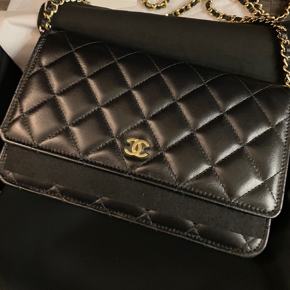 Chanel Classic Wallet On Chain Lambskin & Gold Black 착용 스타일 - 1