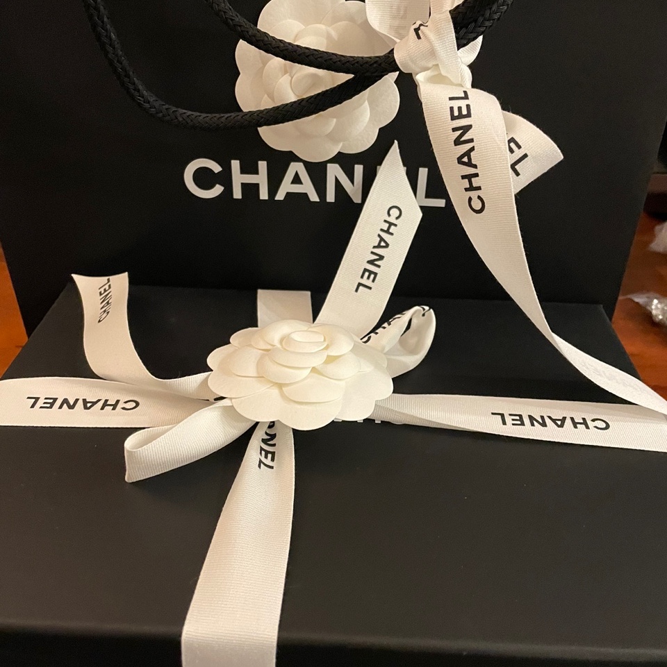 Chanel Classic Wallet On Chain Lambskin & Gold Black 착용 스타일 - 2