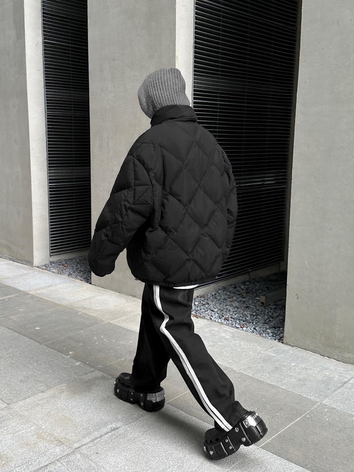 Balenciaga x Crocs Hardcrocs Slide Black 착용 스타일 - 3