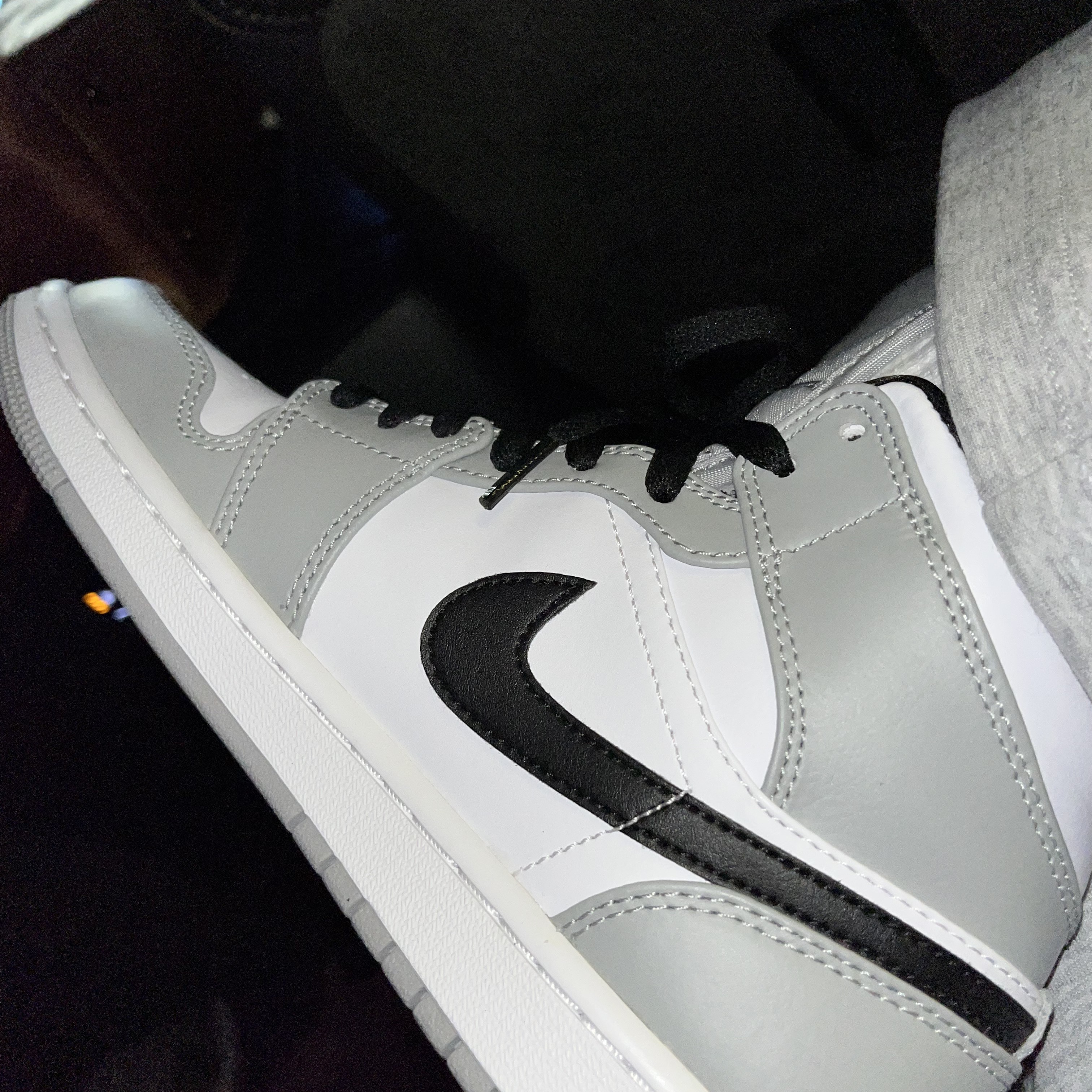 Jordan 1 Mid Light Smoke Grey 착용 스타일