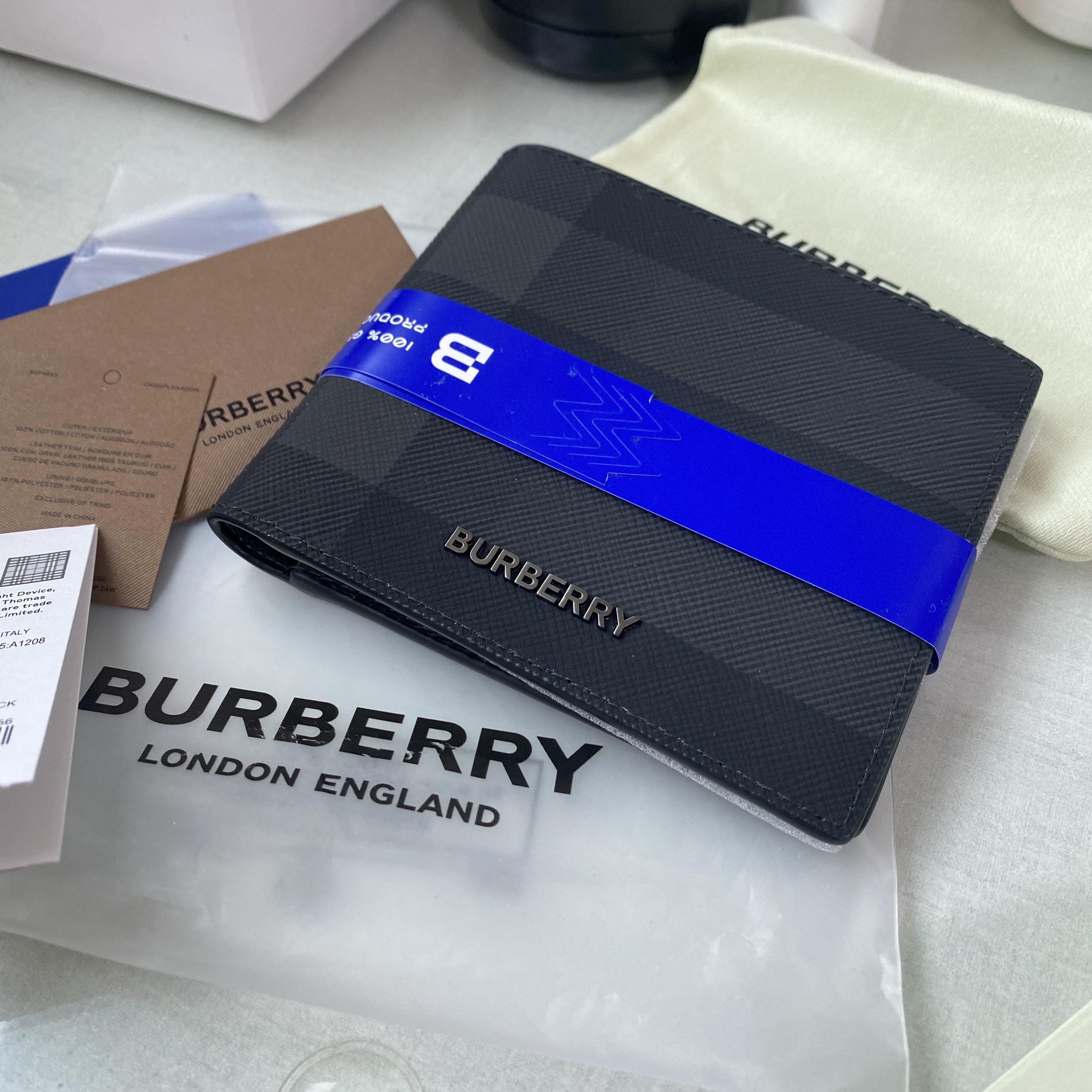 Burberry Check Leather International Bifold Wallet Charcoal 착용 스타일