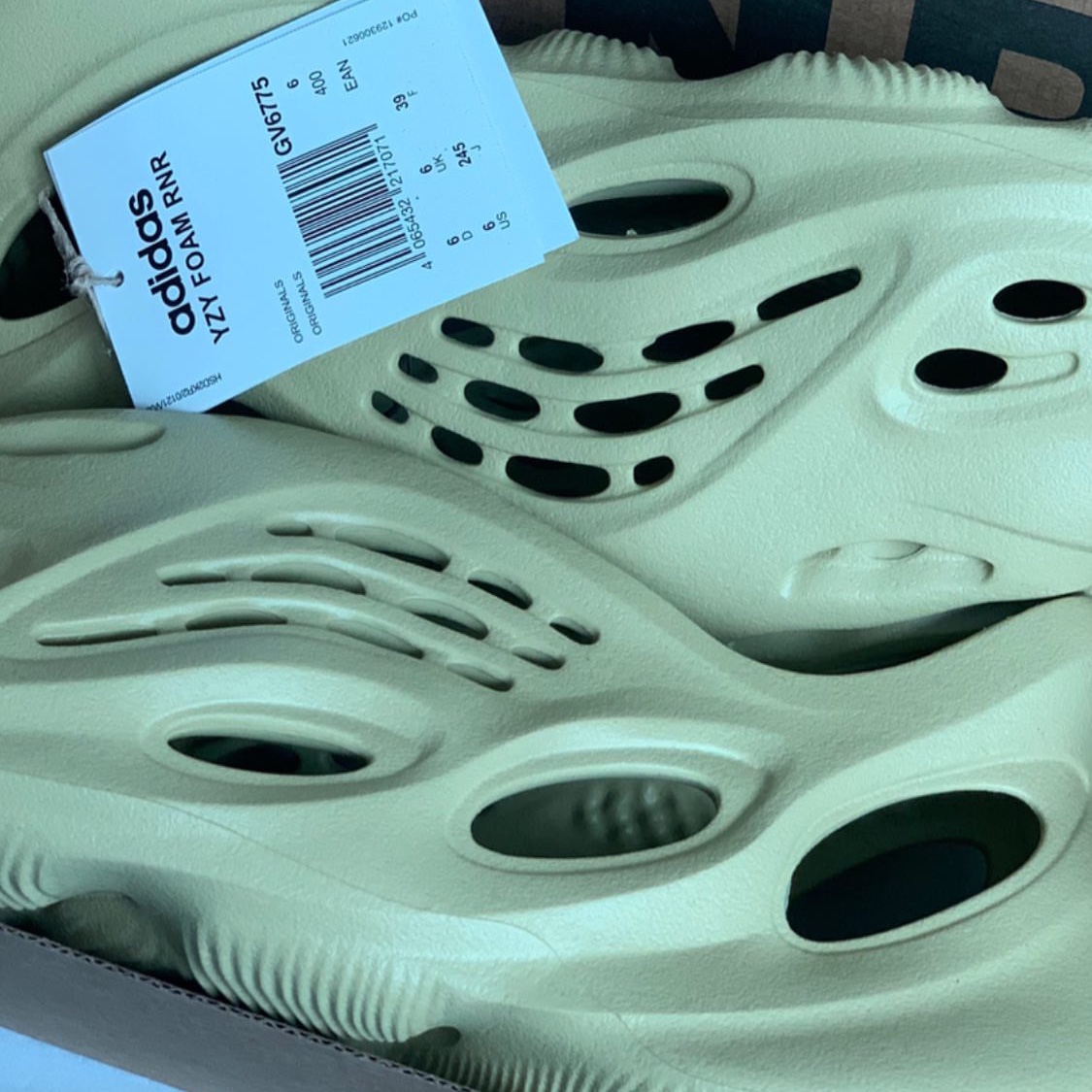 Adidas Yeezy Foam RNNR Sulfur 착용 스타일