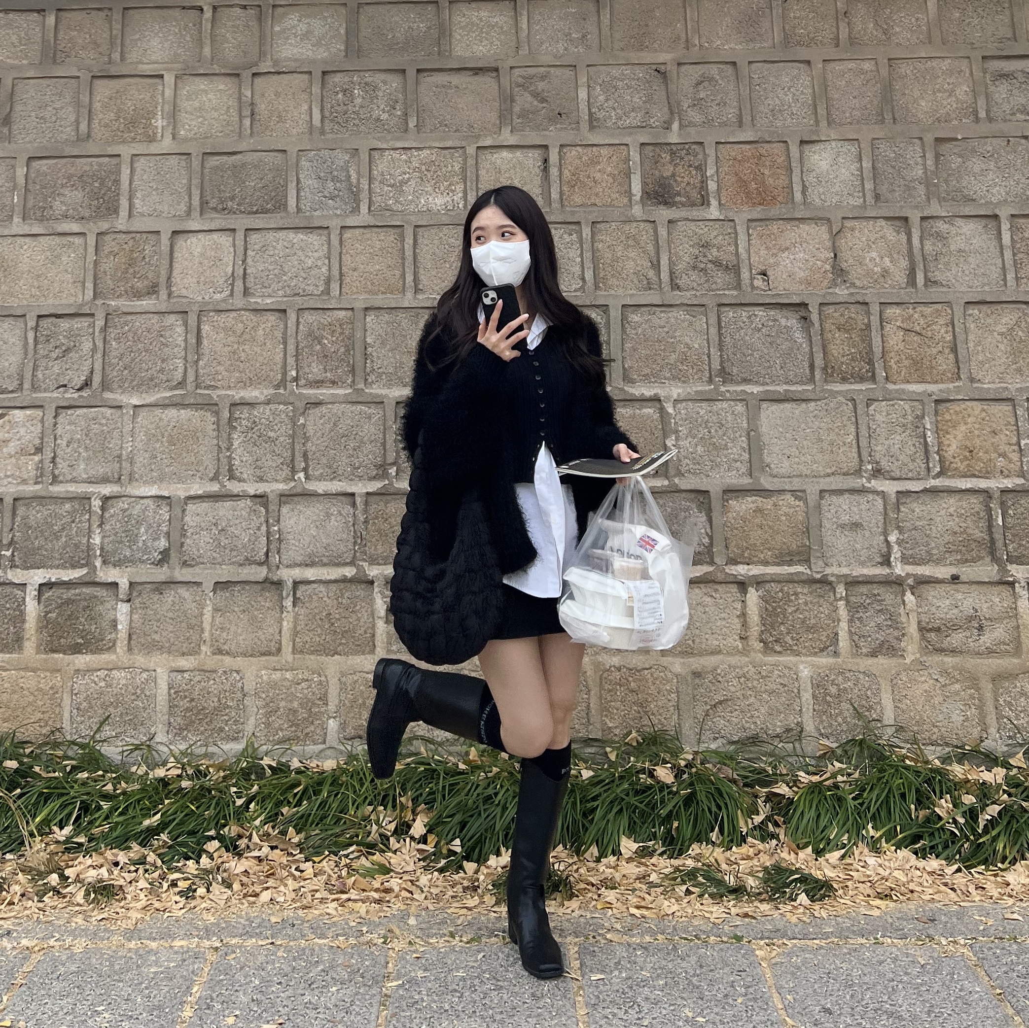 COS Quilted Mini Bag Black 착용 스타일