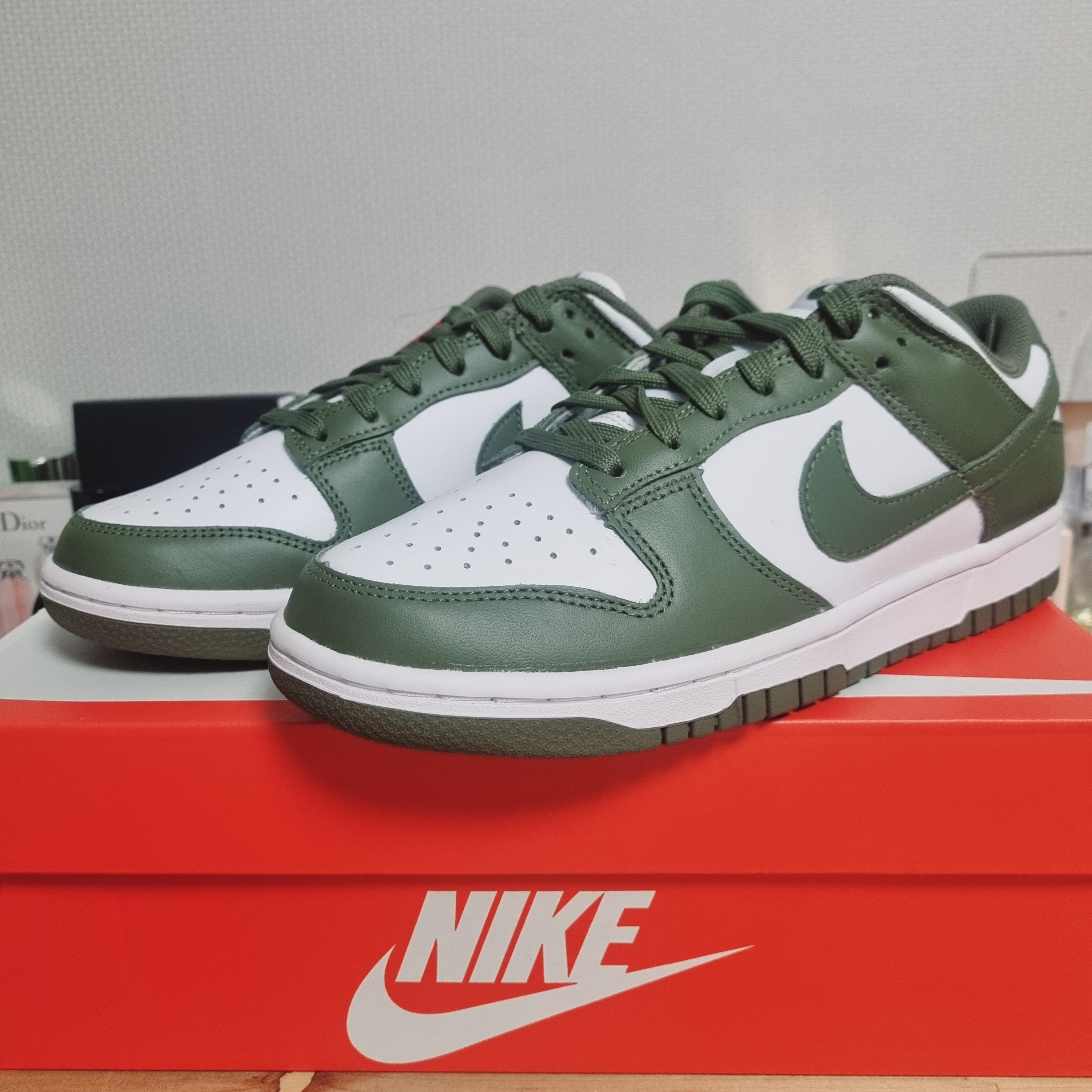 (W) Nike Dunk Low Medium Olive 착용 스타일 - 2