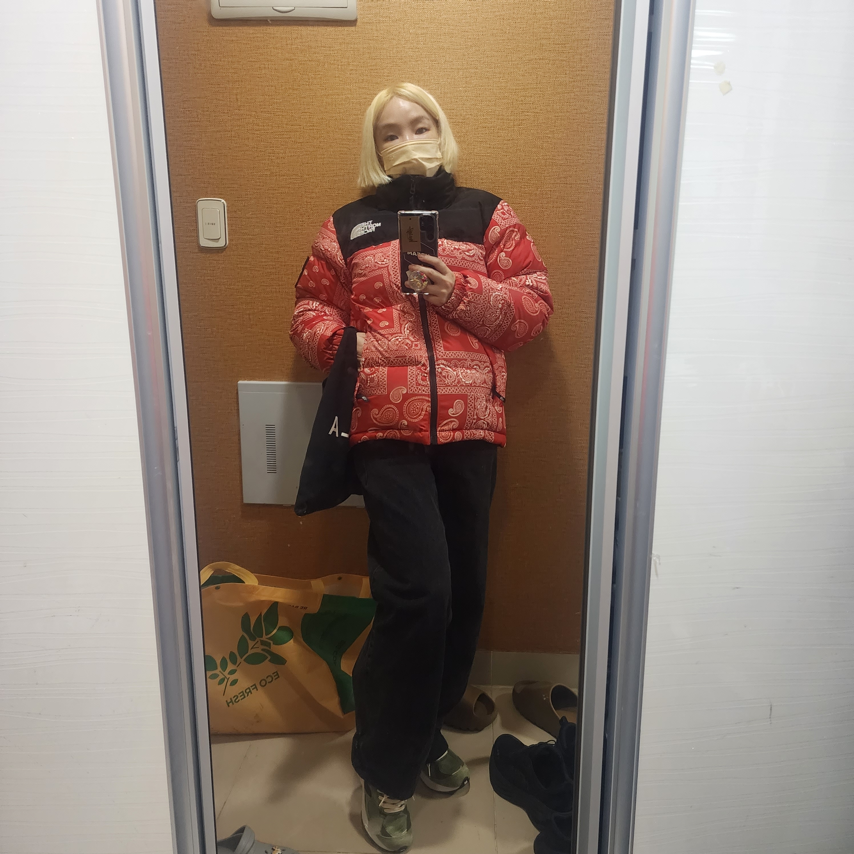 New Balance x JJJJound 990v3 Olive, The North Face Nuptse Down Jacket Red 착용 스타일