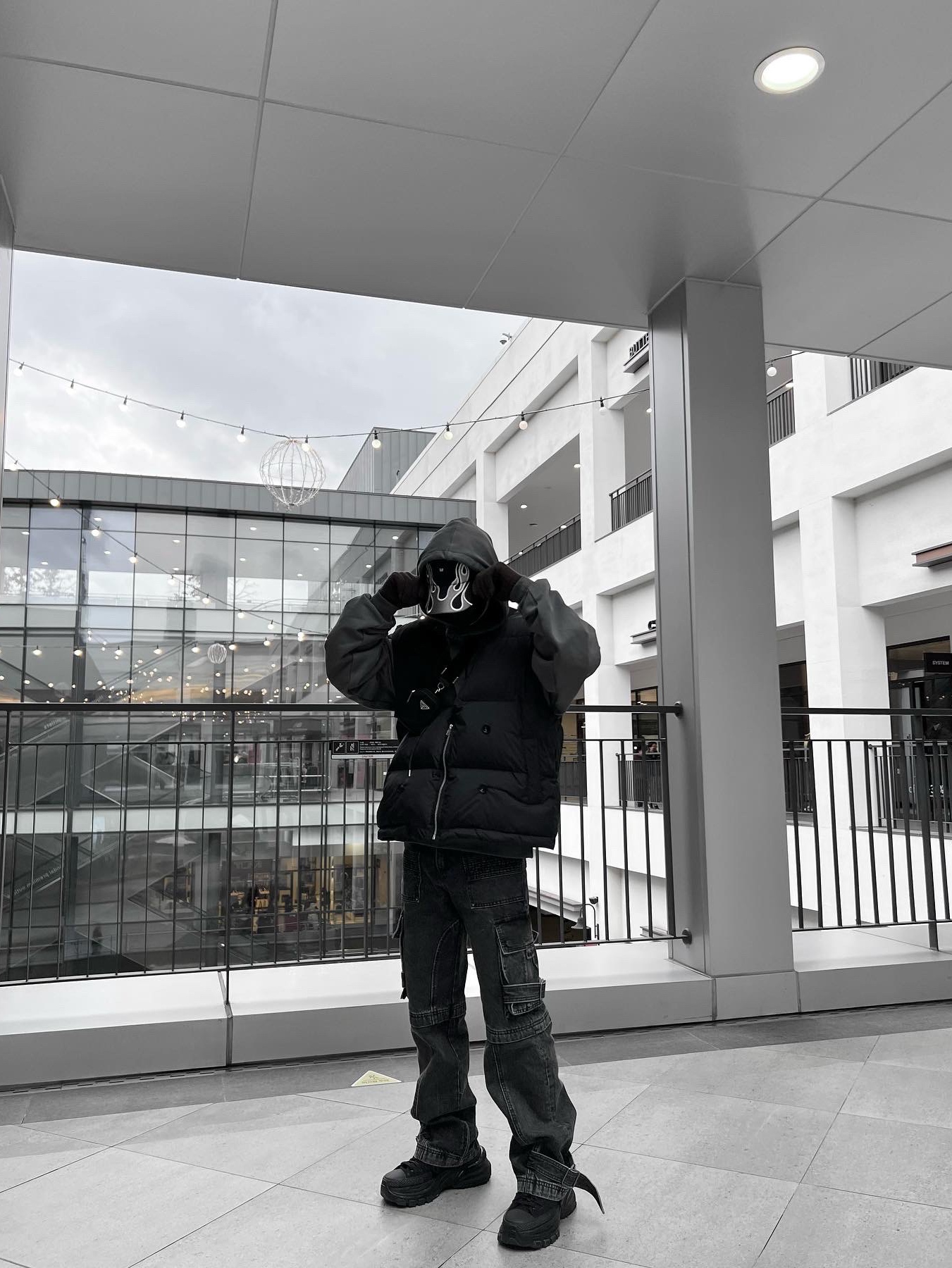 Yeezy Gap Engineered By Balenciaga Flame Cap Black, Prada Re-Nylon and Saffiano Leather Shoulder Bag Black 착용 스타일 - 5