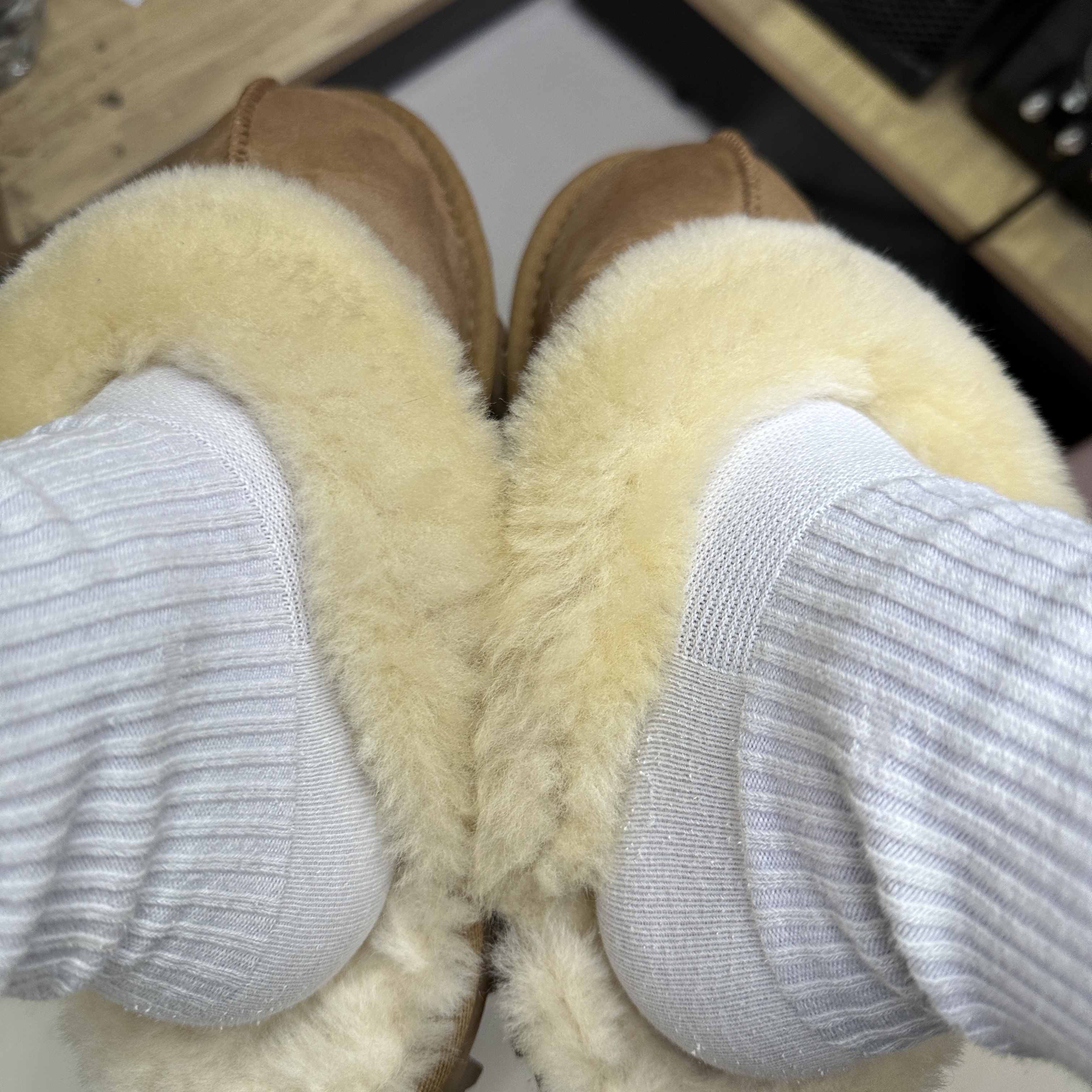 (W) UGG Coquette Slipper Chestnut 착용 스타일 - 3