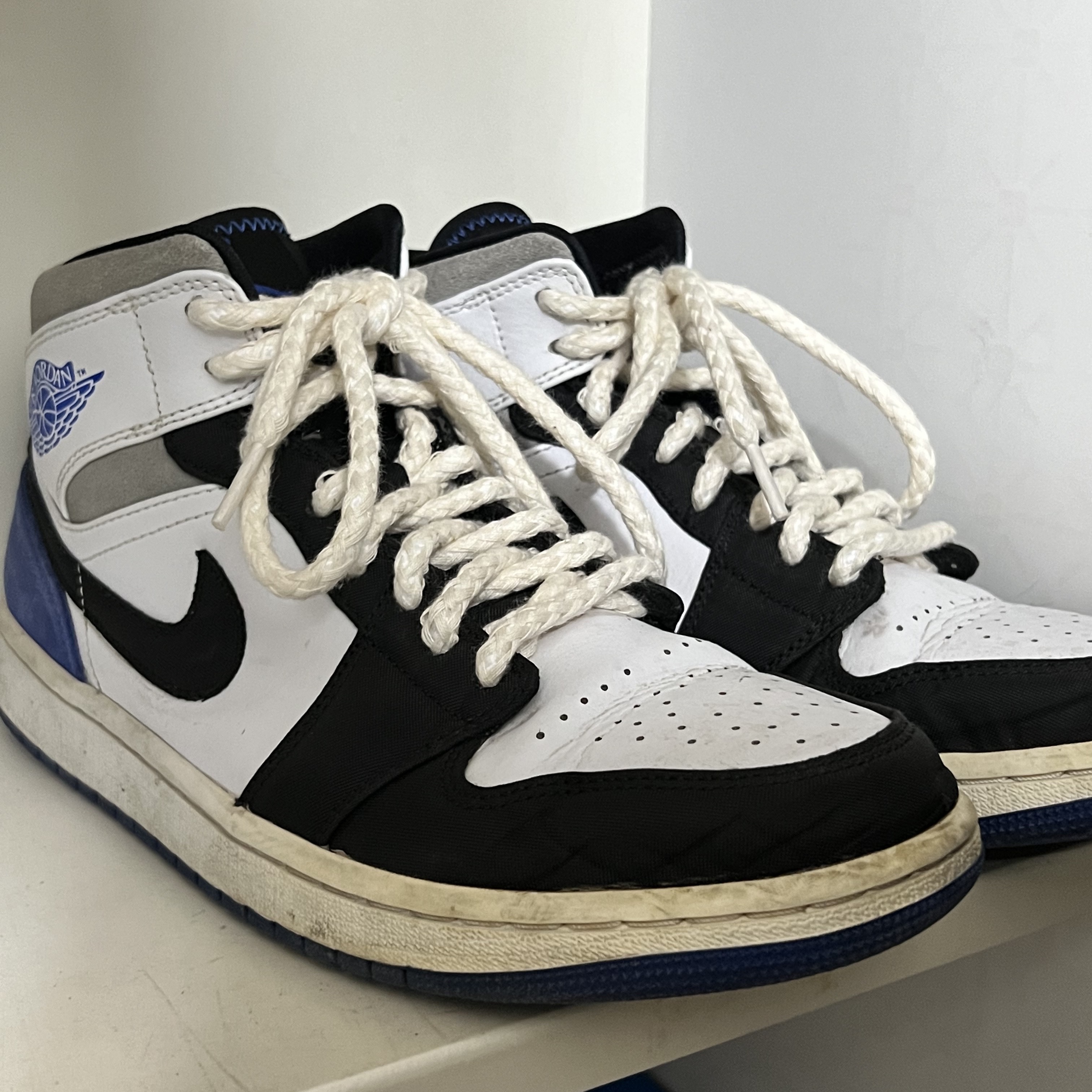 Jordan 1 Mid SE Hyper Royal 착용 스타일