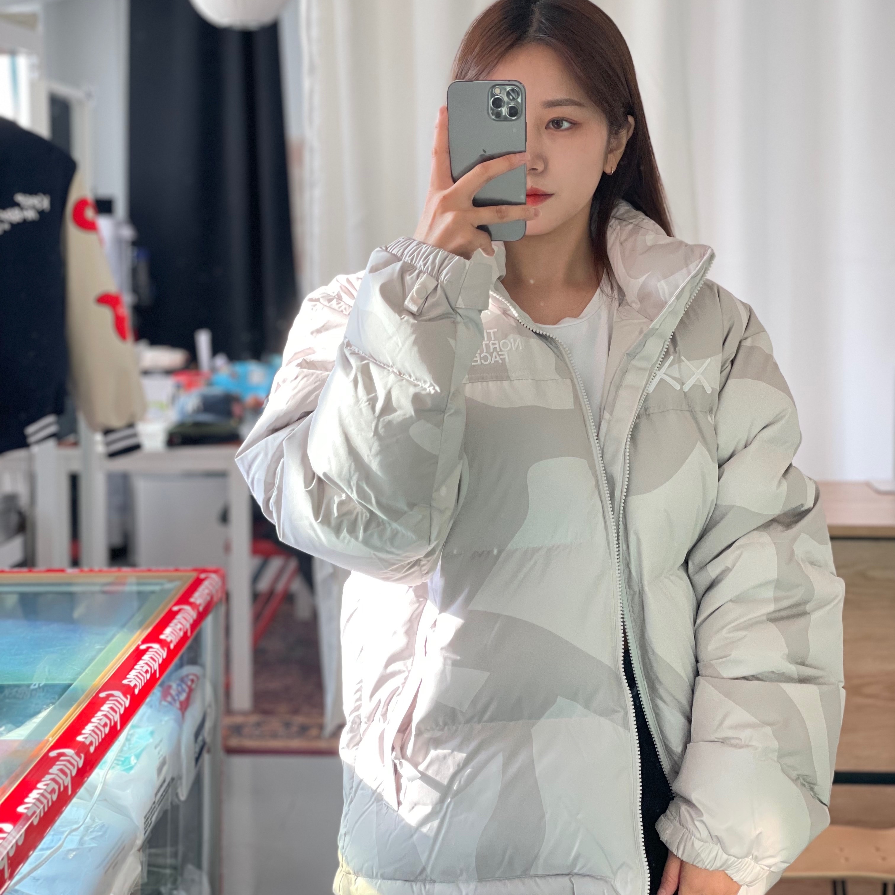 The North Face x Kaws Retro 1996 Nuptse Jacket Black Print - 22FW, The North Face x Kaws Retro 1996 Nuptse Jacket Moonlight Ivory Print - 22FW 착용 스타일 - 2