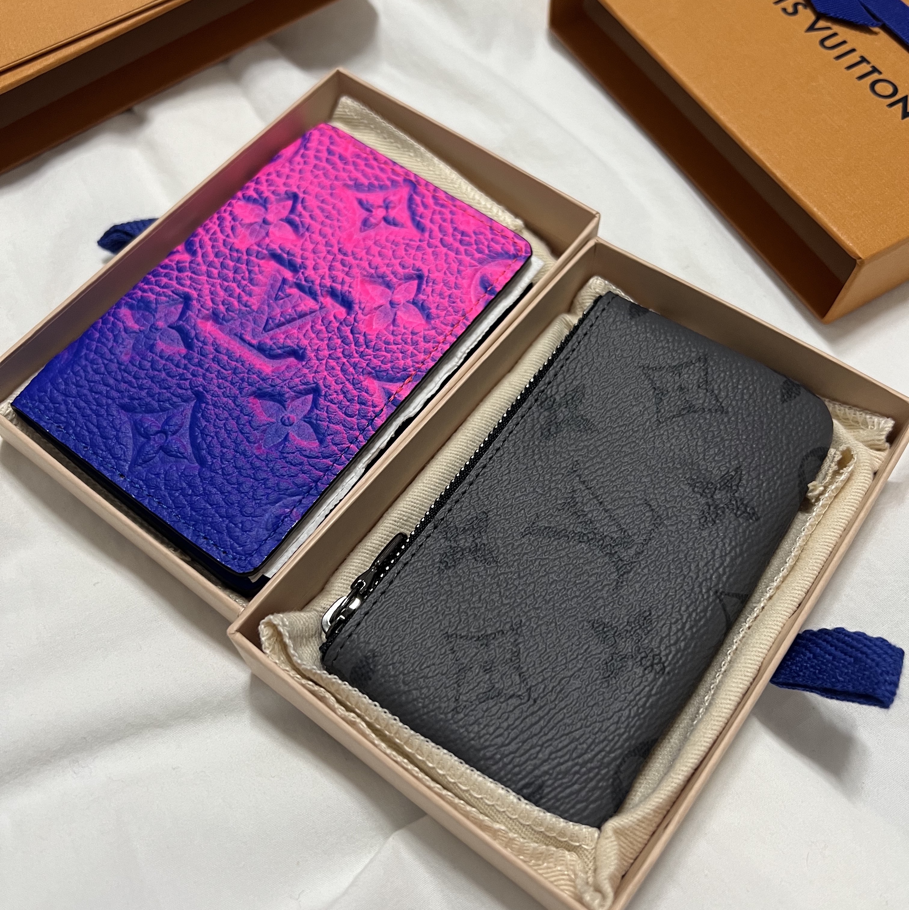 Louis Vuitton Key Pouch Monogram Eclipse and Monogram Eclipse Reverse, Louis Vuitton Pocket Organizer Taurillon Monogram Bleu Rose 착용 스타일 - 1