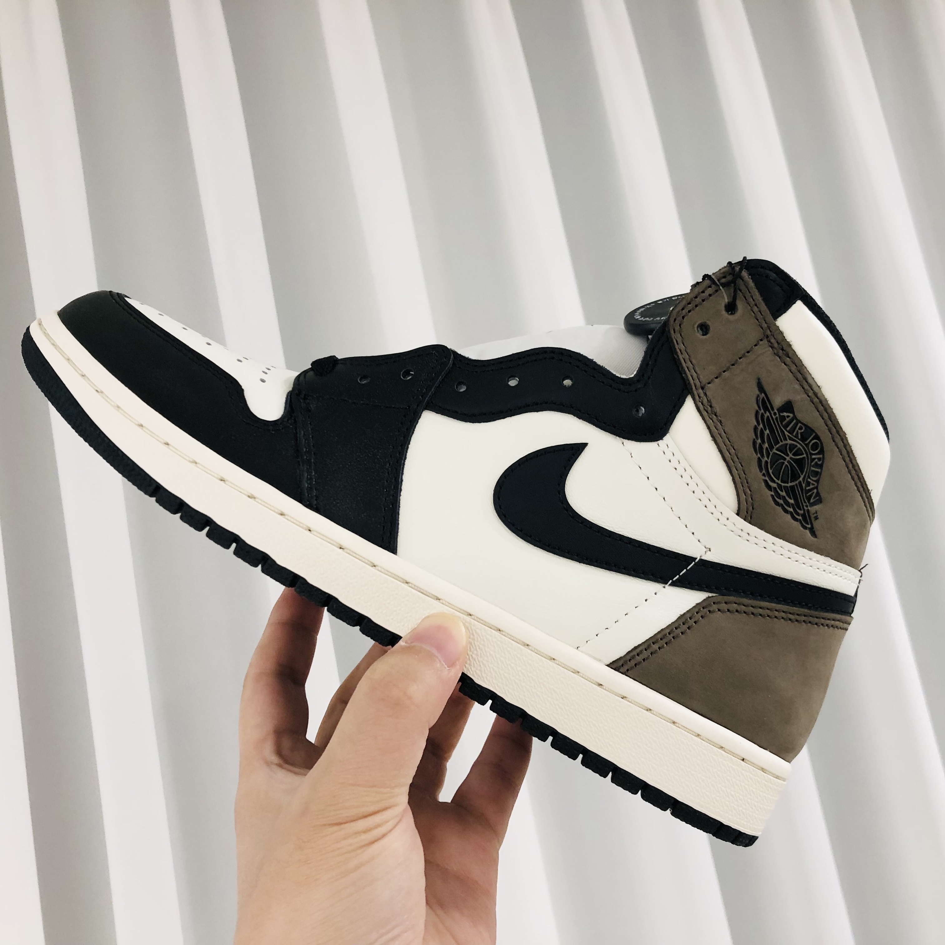 Jordan 1 Retro High OG Black Mocha 착용 스타일 - 1