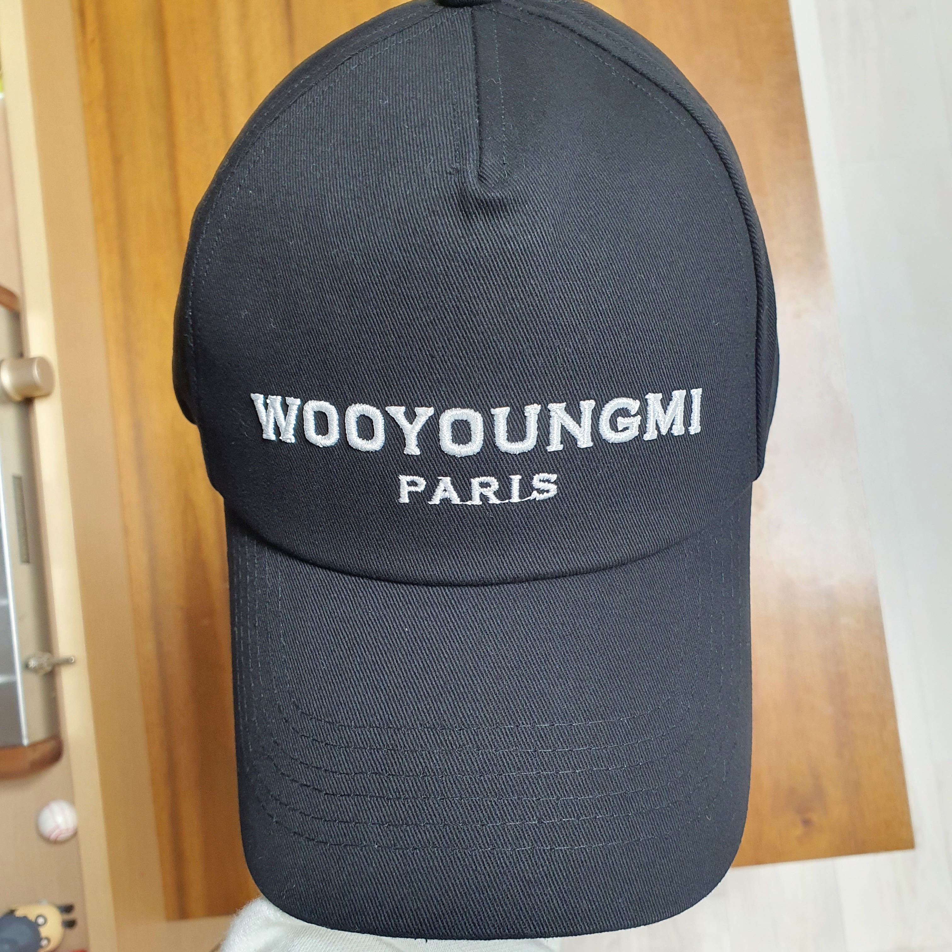 Wooyoungmi White Embroidered Logo Ball Cap Black 착용 스타일