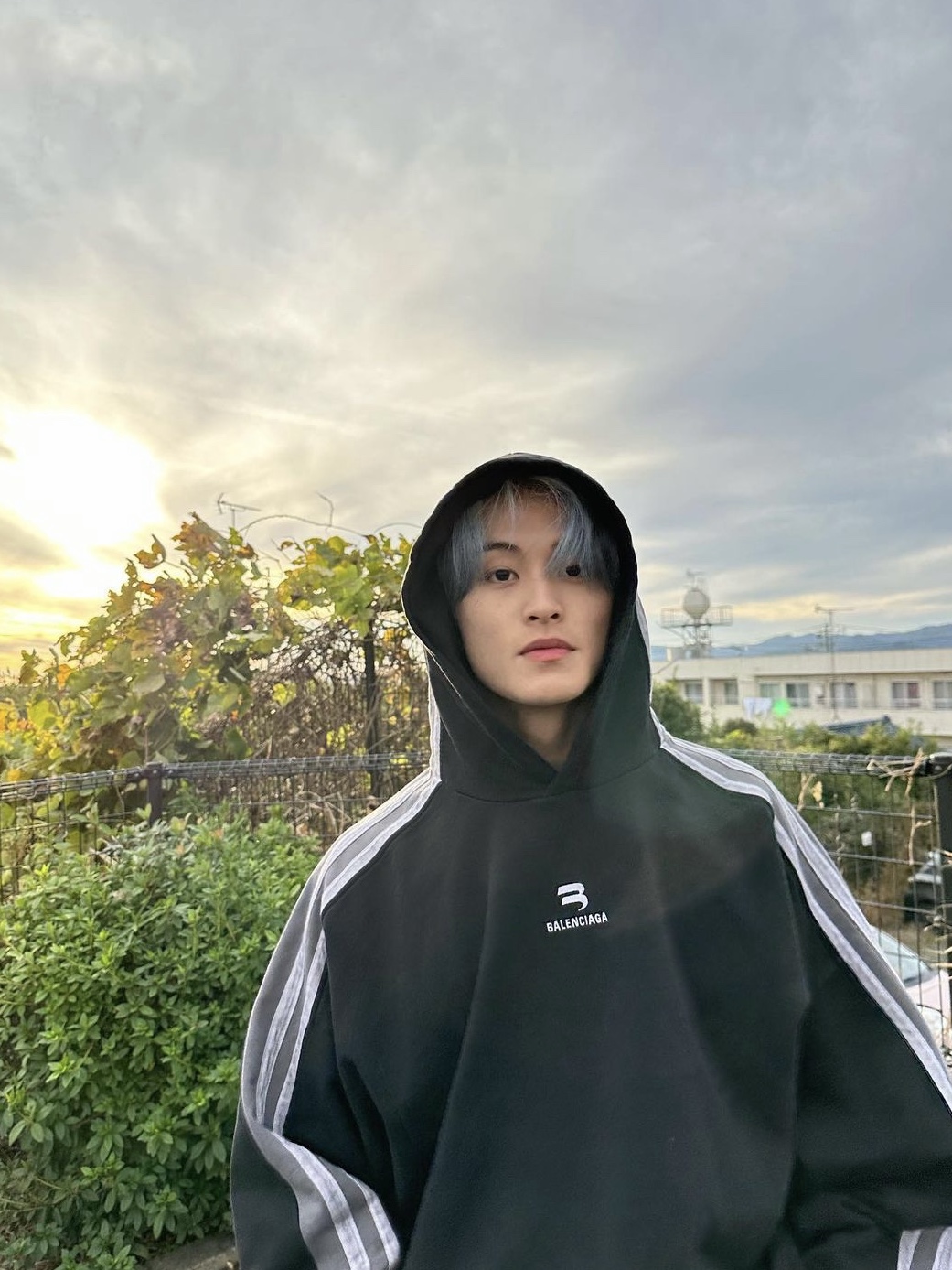Balenciaga Sporty B Hoodie Black 착용 스타일 - 2