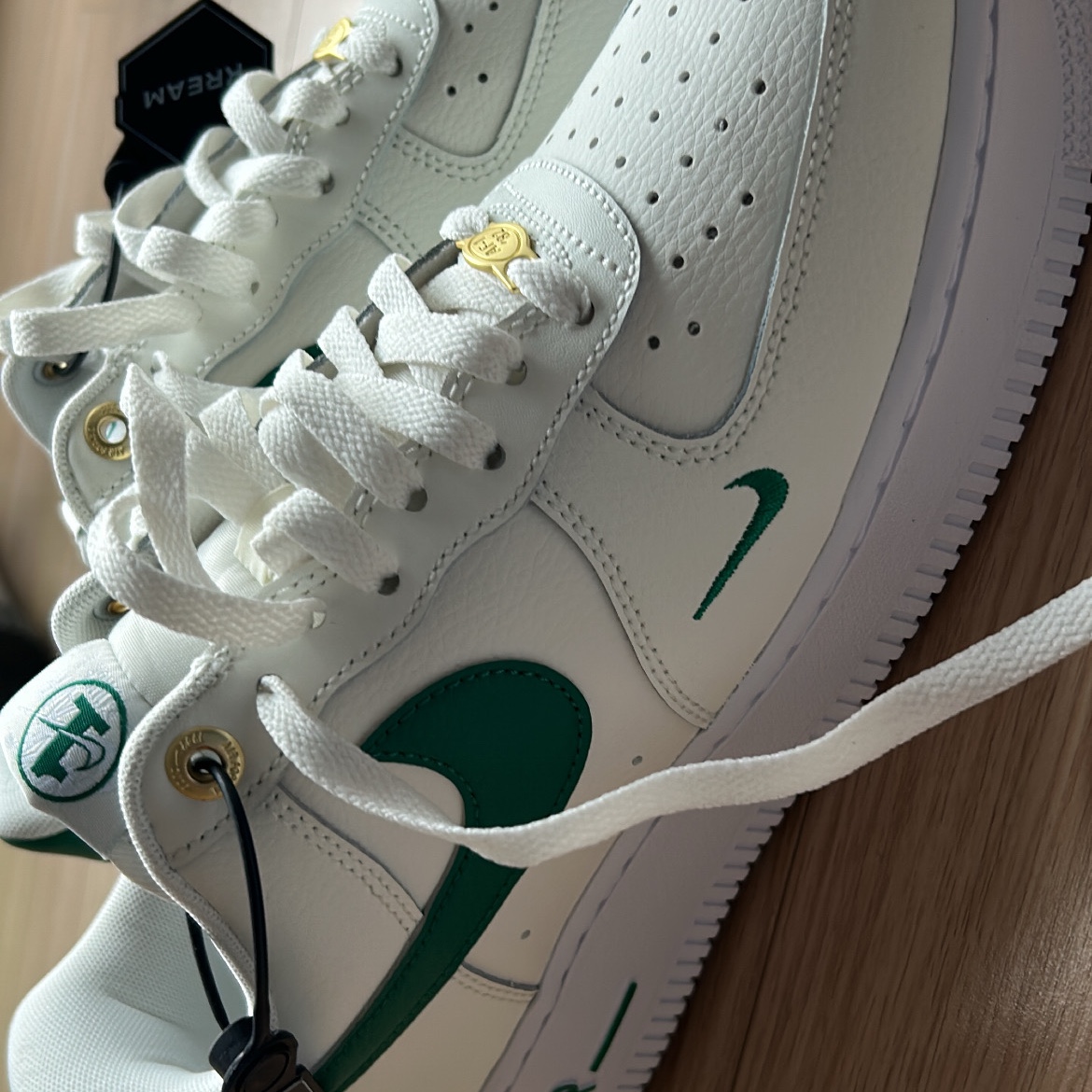 Nike Air Force 1 '07 LV8 40th Anniversary Join Forces Sail Malachite, Jordan 1 Mid Dark Teal 착용 스타일 - 3