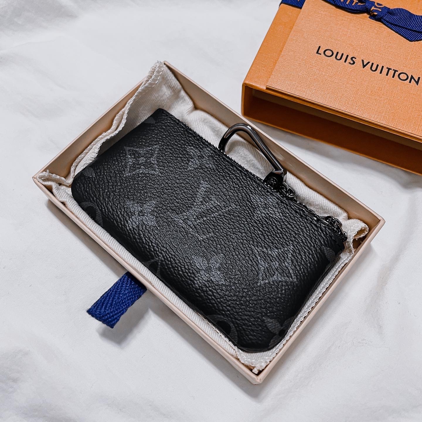 Louis Vuitton Key Pouch Monogram Eclipse and Monogram Eclipse Reverse, Louis Vuitton Pocket Organizer Taurillon Monogram Bleu Rose 착용 스타일 - 3