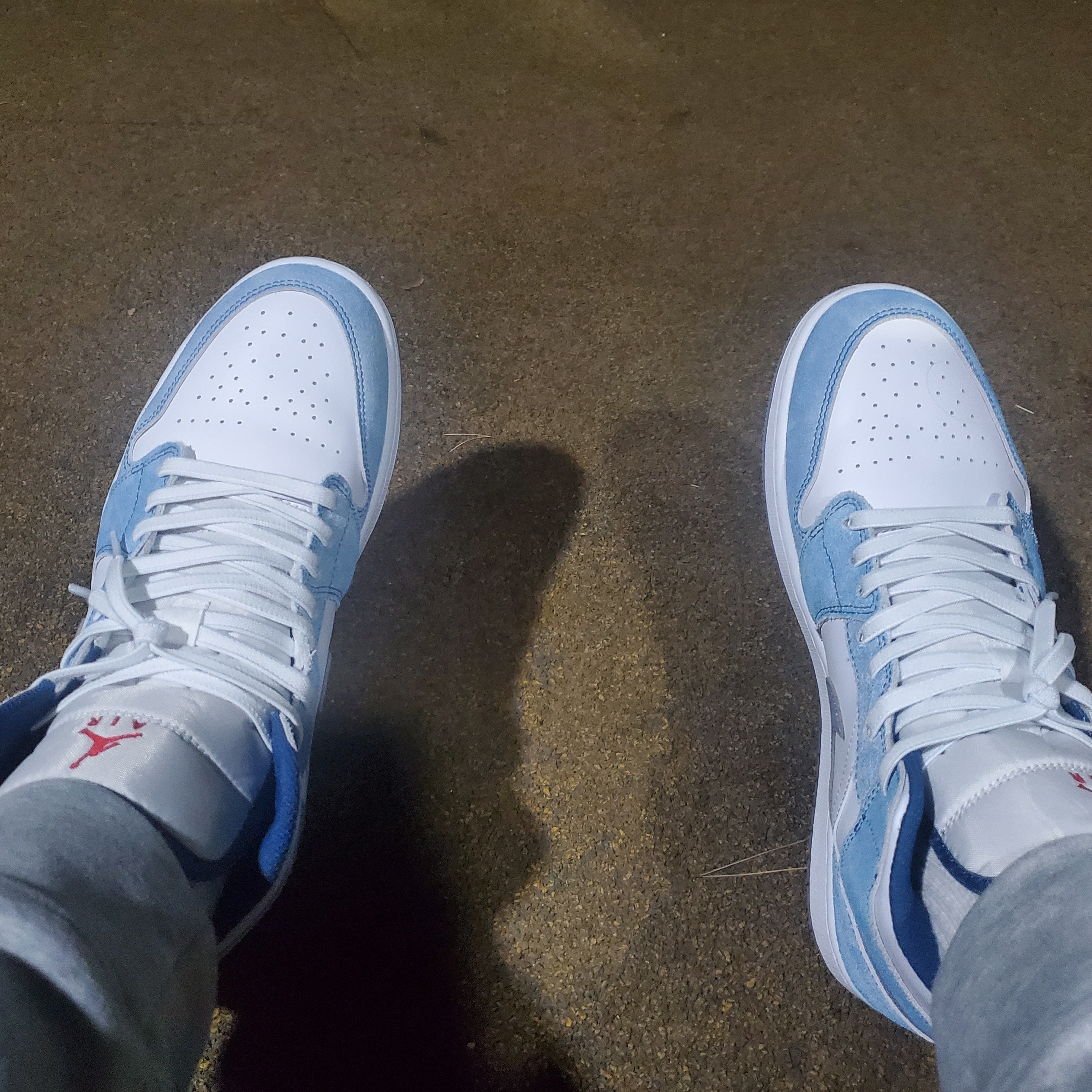 Jordan 1 Mid SE French Blue Fire Red 착용 스타일 - 1