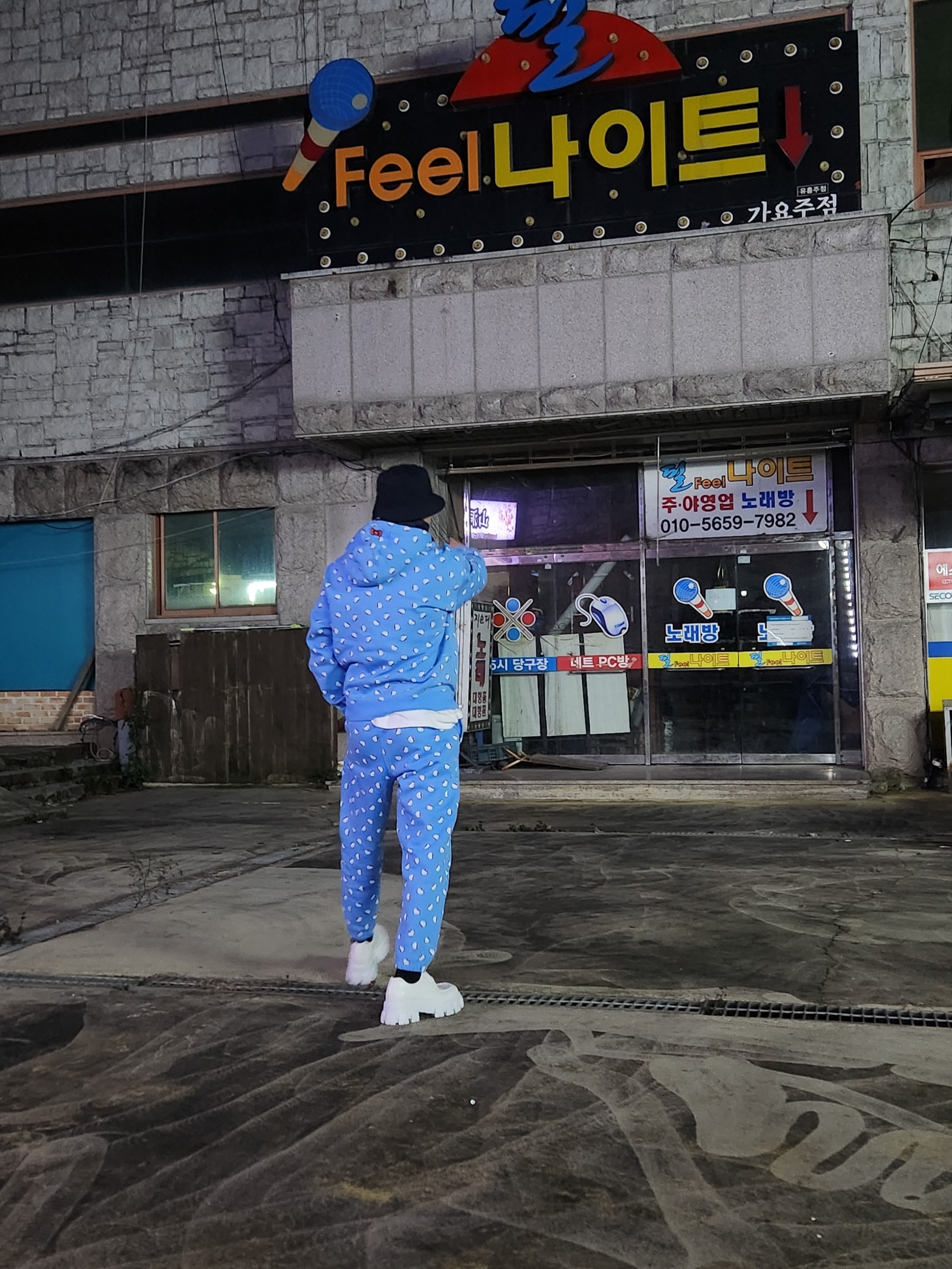 Prada Monolith Brushed Leather Lace-Up Shoes Black, Nike x Hello Kitty NRG Fleece Hoodie Blue - Asia 착용 스타일 - 4
