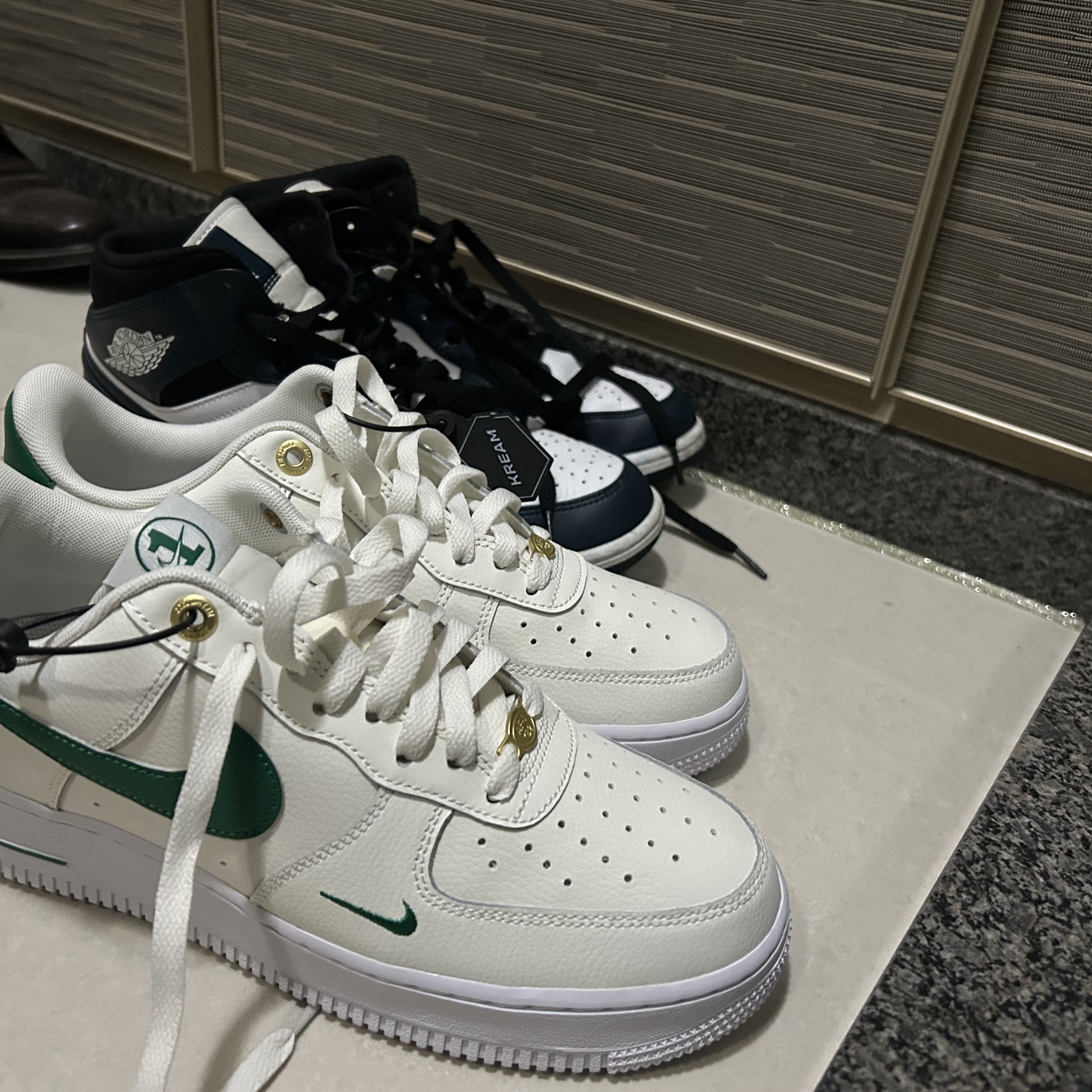 Nike Air Force 1 '07 LV8 40th Anniversary Join Forces Sail Malachite, Jordan 1 Mid Dark Teal 착용 스타일 - 1