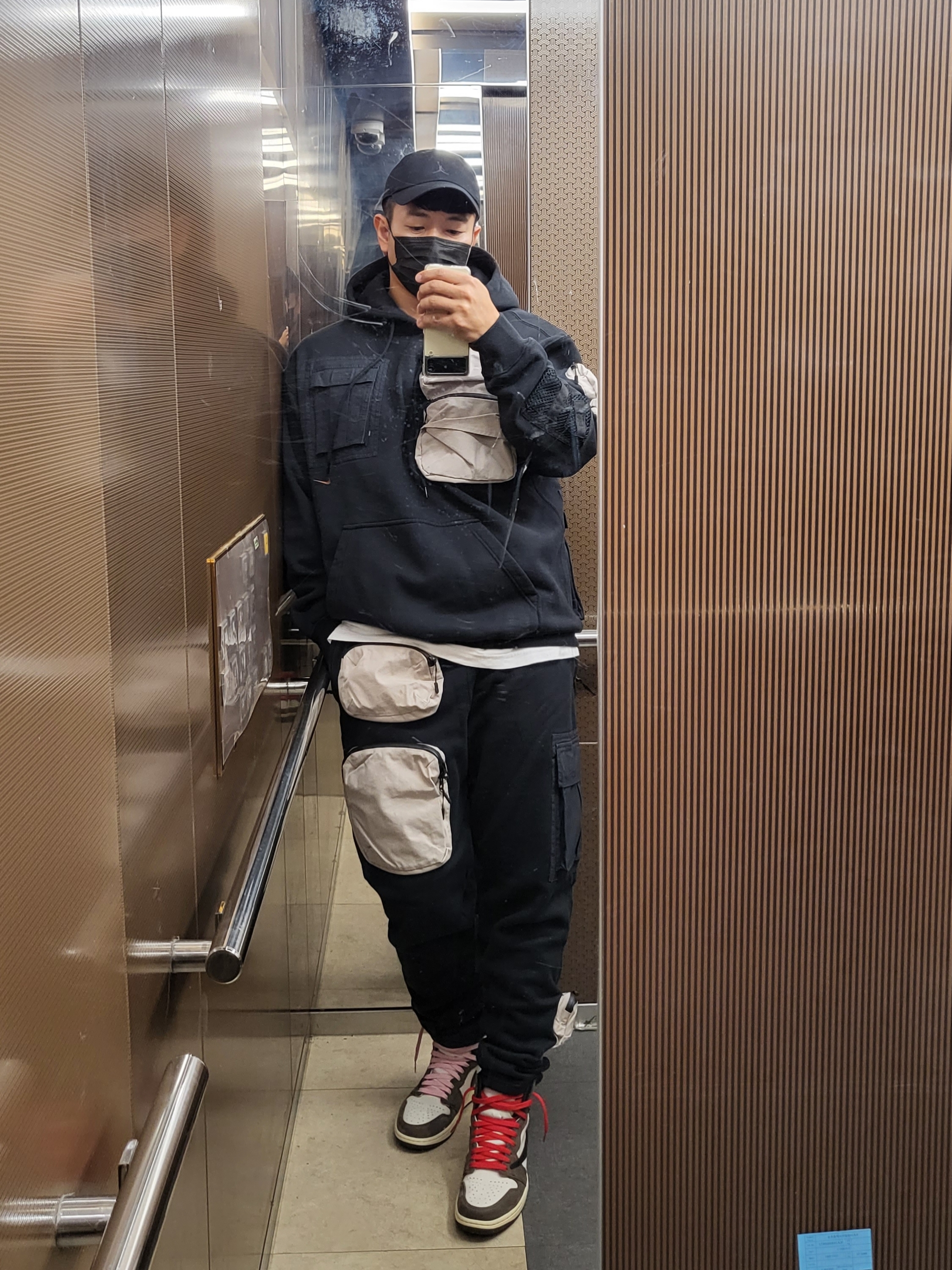Jordan 1 x Travis Scott Retro High OG SP Mocha, Nike x Travis Scott NRG AG Utility Hoodie Black 착용 스타일