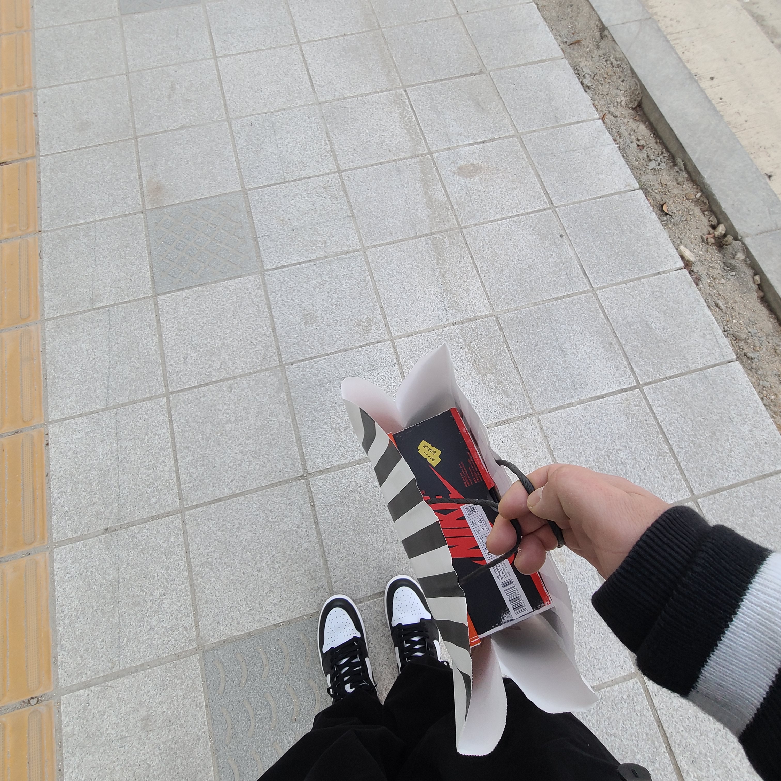 Jordan 1 Retro High OG Black Toe 2016, Jordan 1 Retro High OG Chicago 2022 착용 스타일 - 3