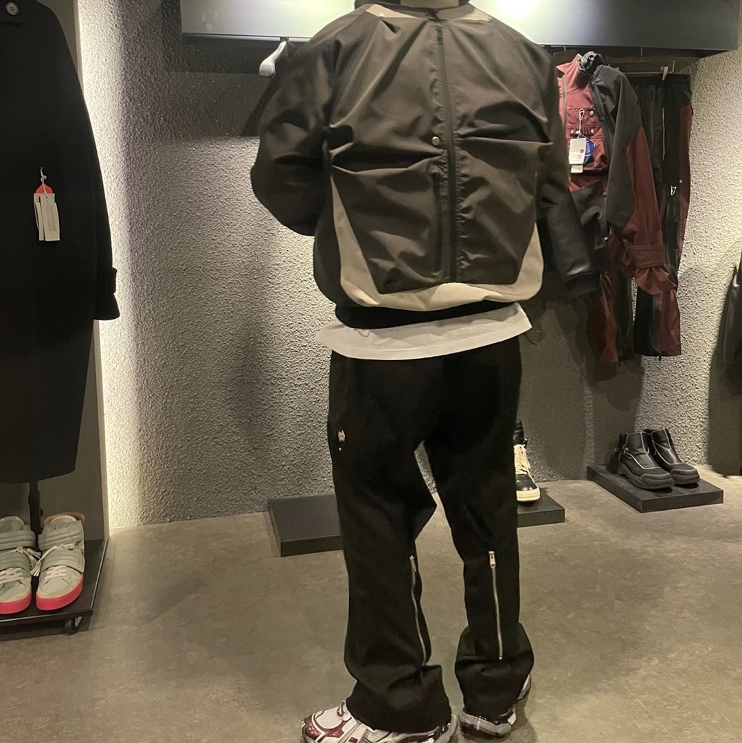 Undermycar x Ohhyunseog Boltume.5 Hardware Cargo Pocket Wide Pants Turbo Black - 22FW 착용 스타일 - 1