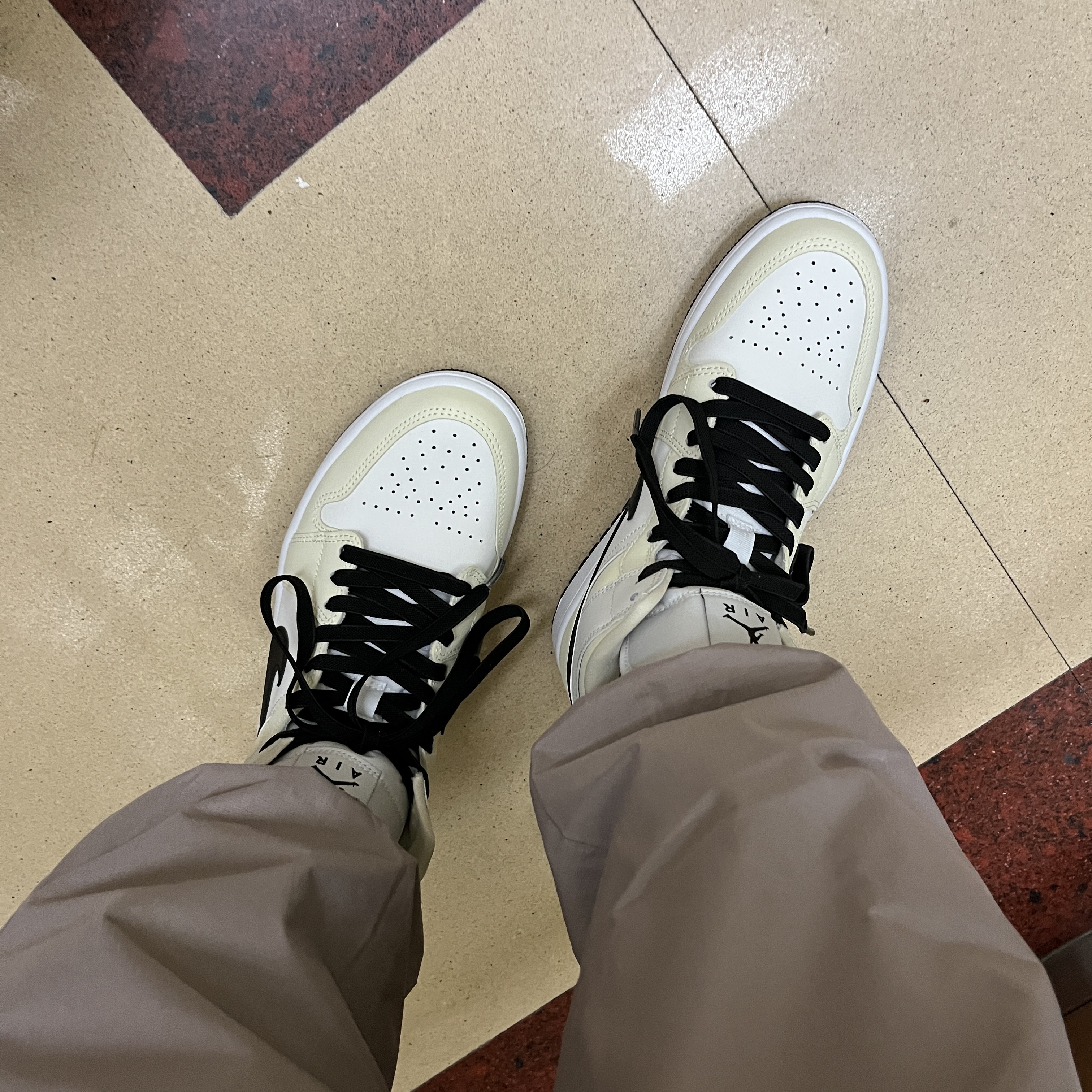 (W) Jordan 1 Mid Coconut Milk 착용 스타일 - 2