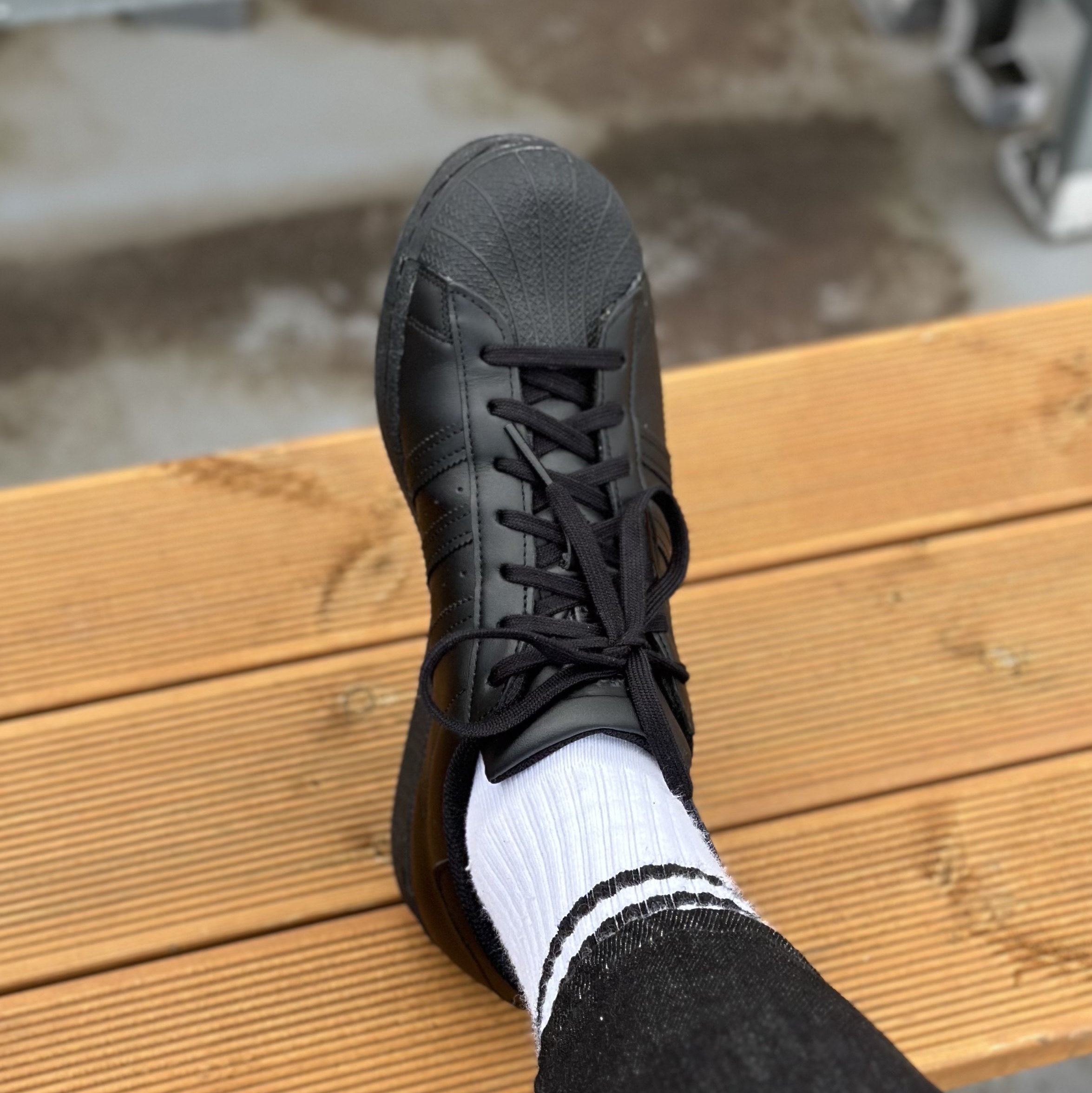 Adidas Superstar Triple Black 착용 스타일 - 1
