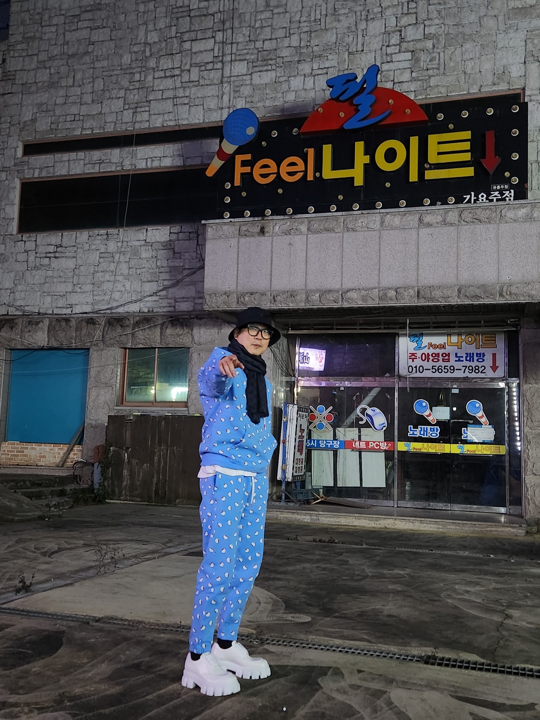 Prada Monolith Brushed Leather Lace-Up Shoes Black, Nike x Hello Kitty NRG Fleece Hoodie Blue - Asia 착용 스타일 - 3