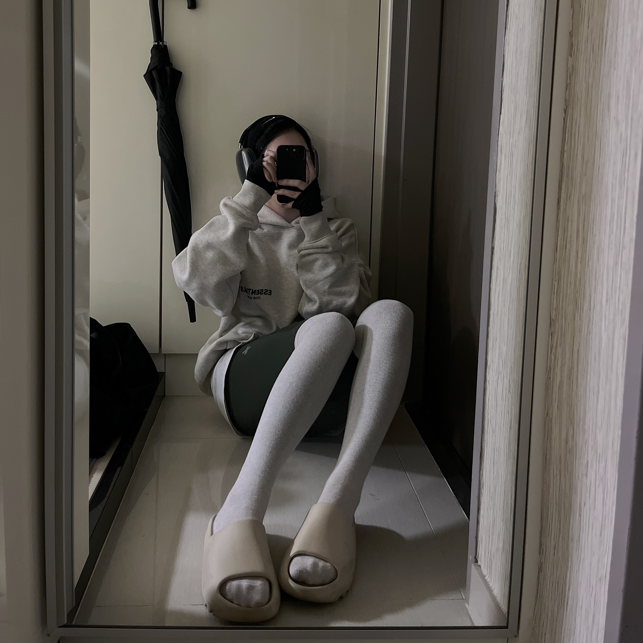 Adidas Yeezy Slide Bone 2022/2023, Essentials The Core Collection Hoodie Light Oatmeal 착용 스타일