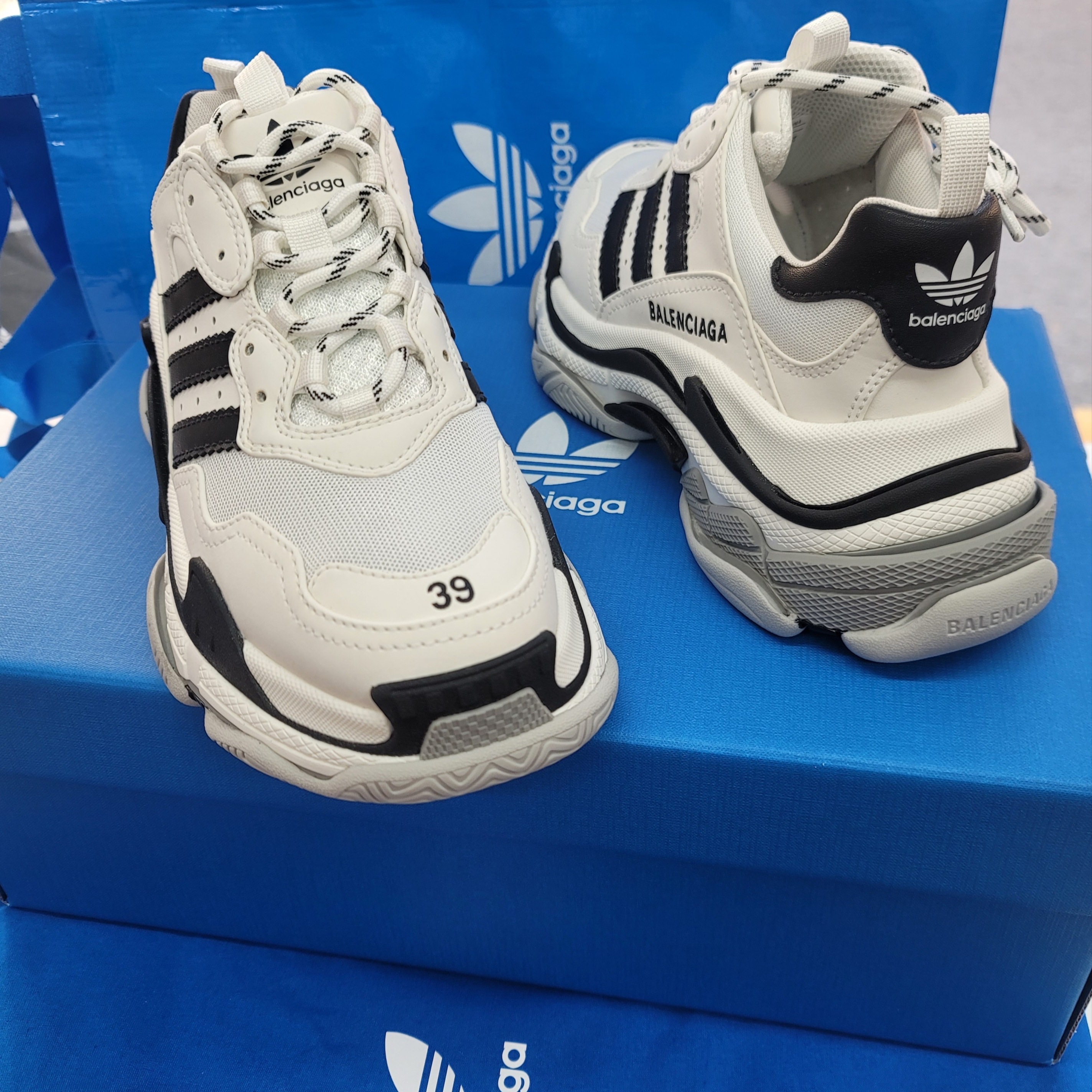 Balenciaga x Adidas Triple S Sneakers White Black 착용 스타일
