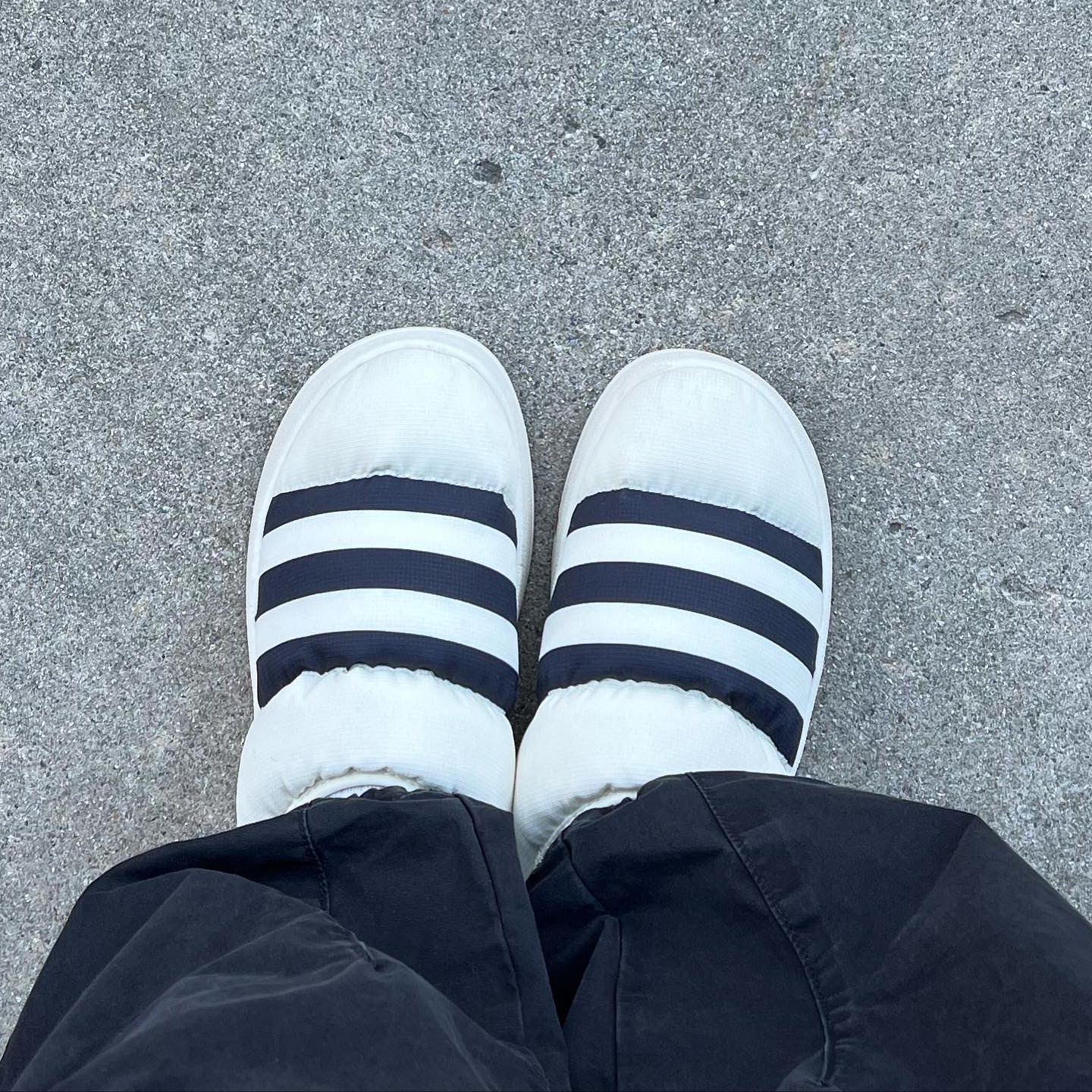 Adidas Puffylette Off White, Adidas Puffylette Core Black 착용 스타일