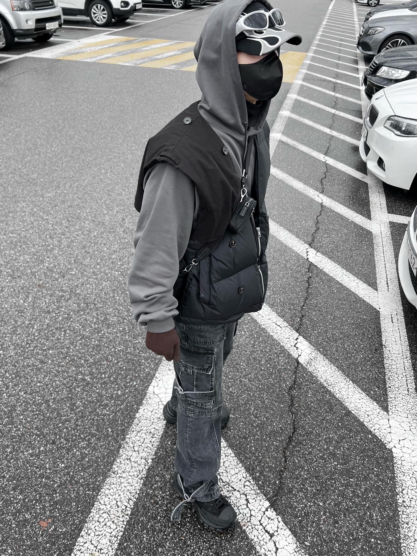 Yeezy Gap Engineered By Balenciaga Flame Cap Black, Prada Re-Nylon and Saffiano Leather Shoulder Bag Black 착용 스타일 - 3