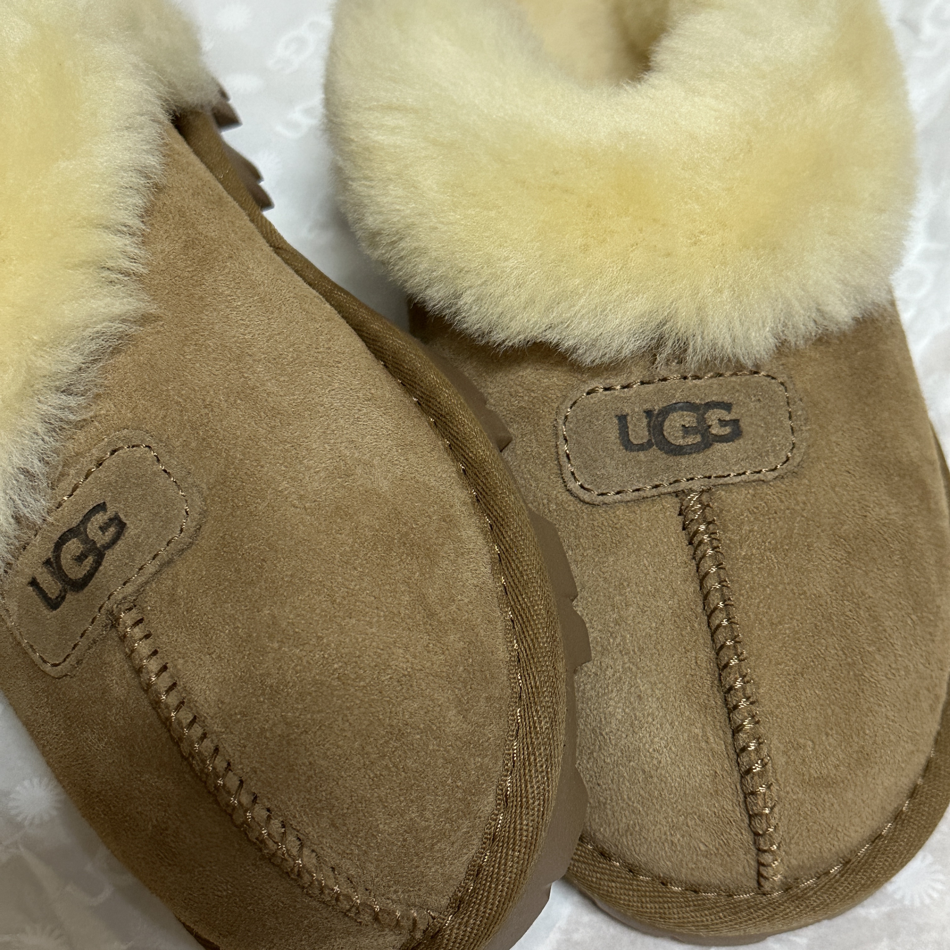 (W) UGG Coquette Slipper Chestnut 착용 스타일 - 1