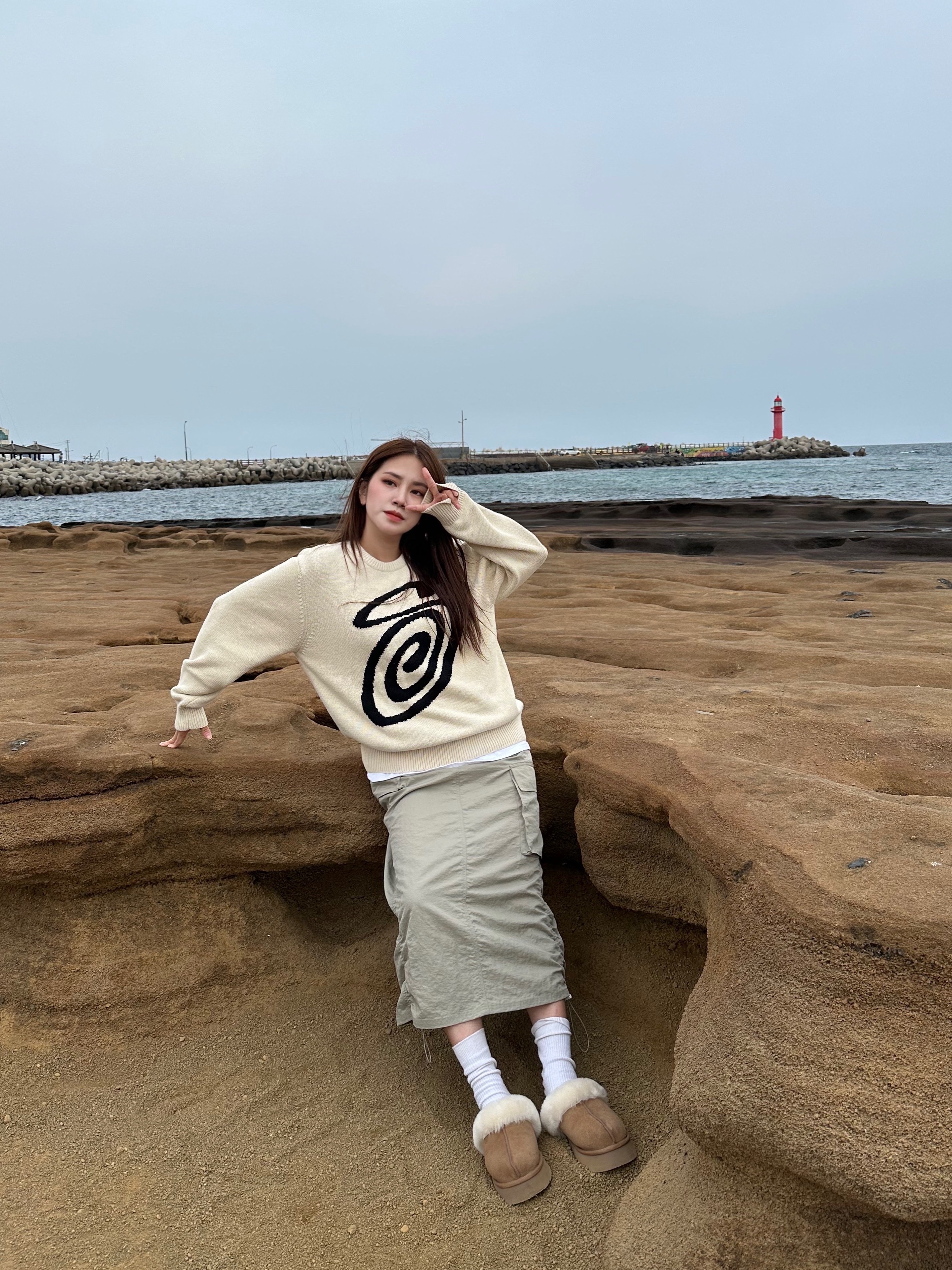 Stussy Curly S Sweater Natural, (W) UGG Disquette Slipper Chestnut 착용 스타일 - 2