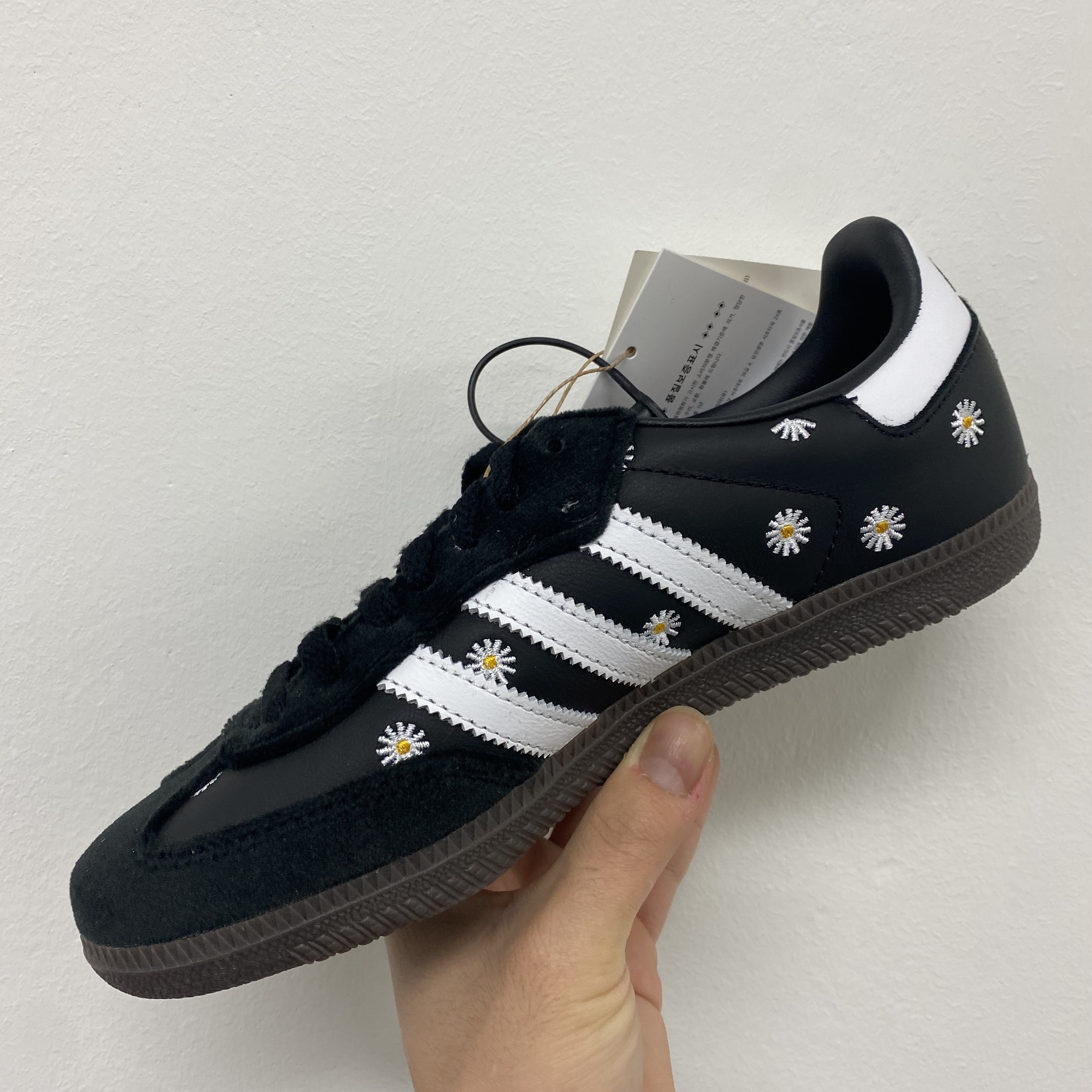 Adidas x Atmos x Face Samba OG Core Black 착용 스타일 - 1