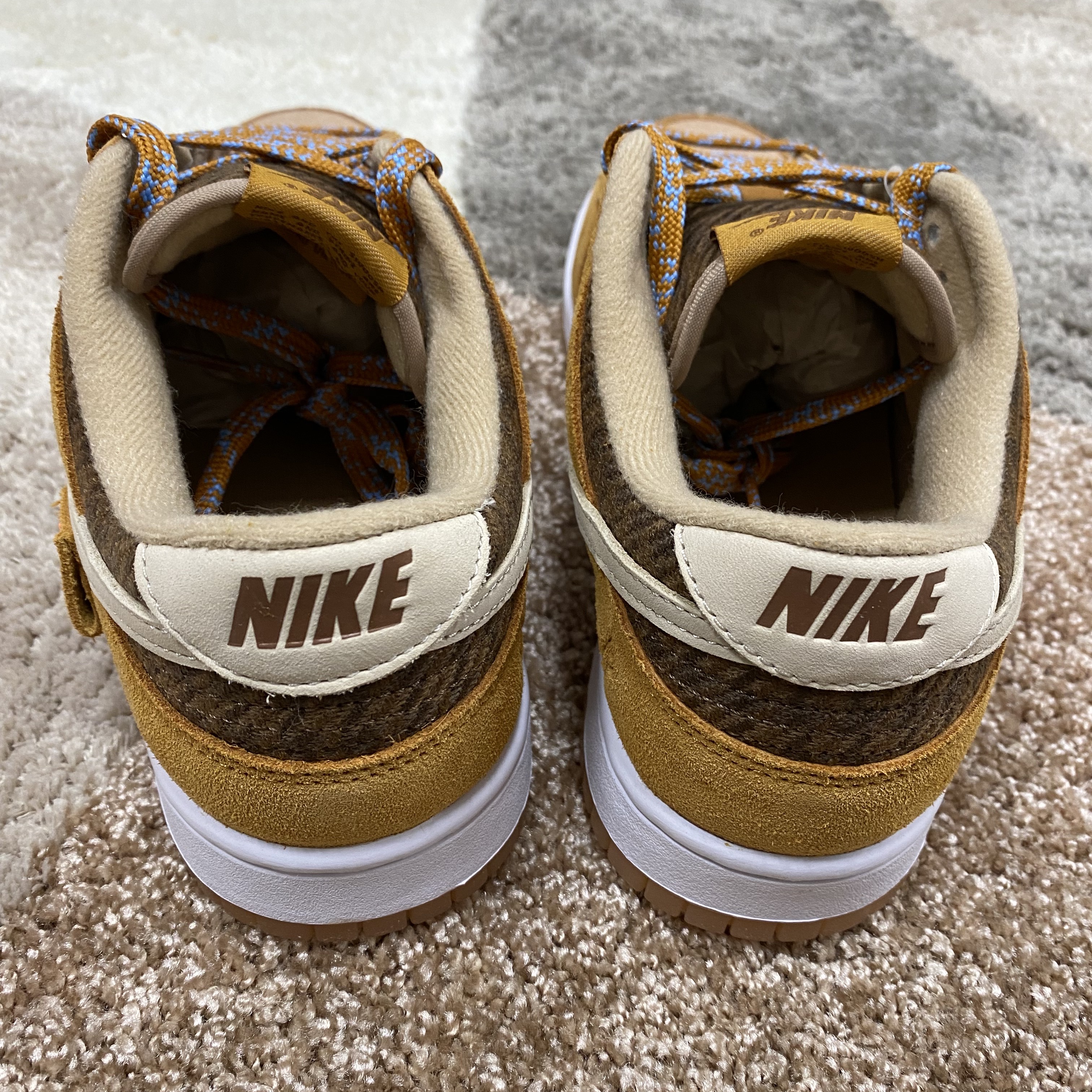 Nike Dunk Low SE Praline Desert Ochre 착용 스타일 - 2