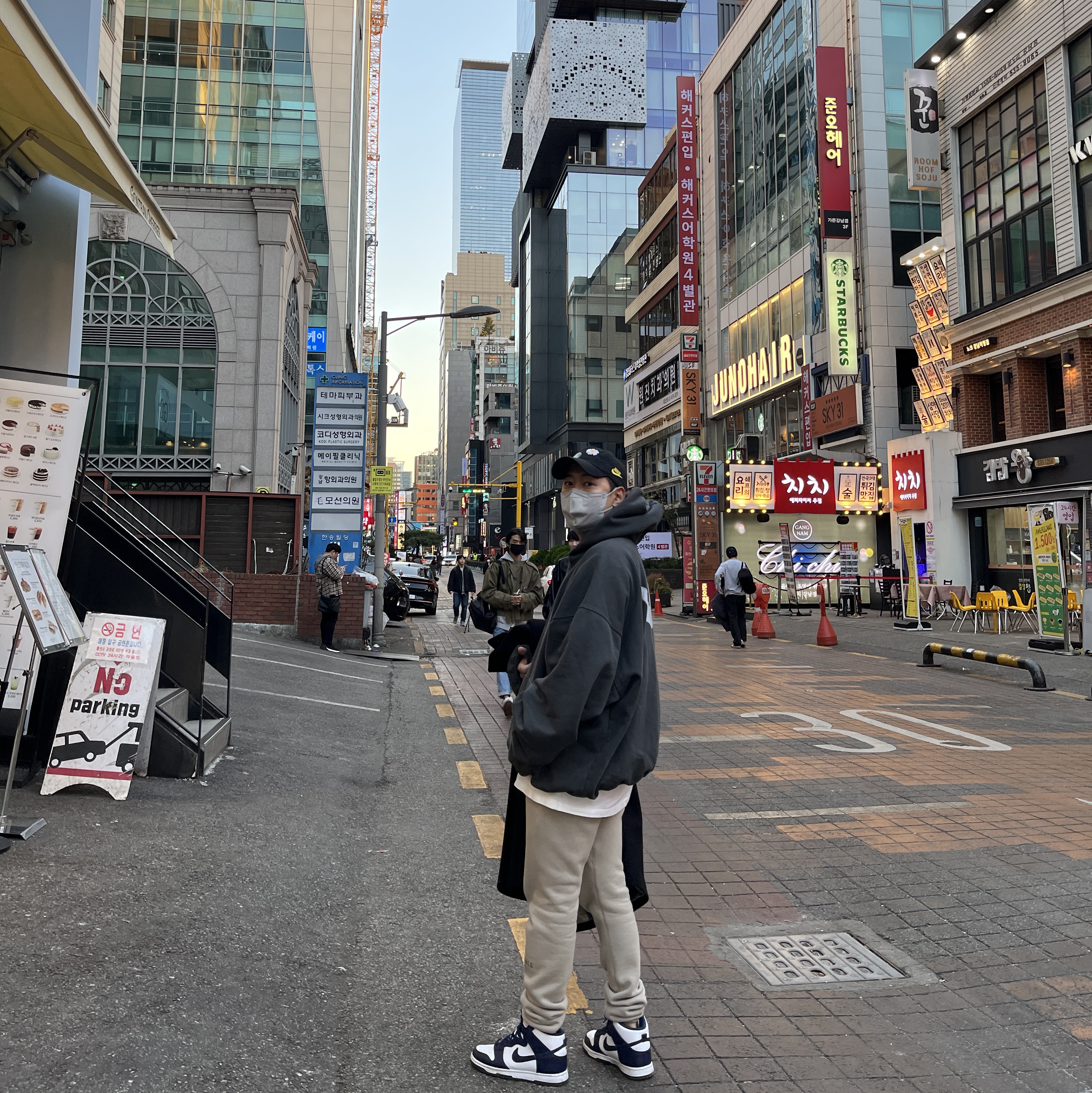 Yeezy Gap Engineered By Balenciaga Dove Hoodie Black, Essentials Sweatpants Taupe - 20FW 착용 스타일