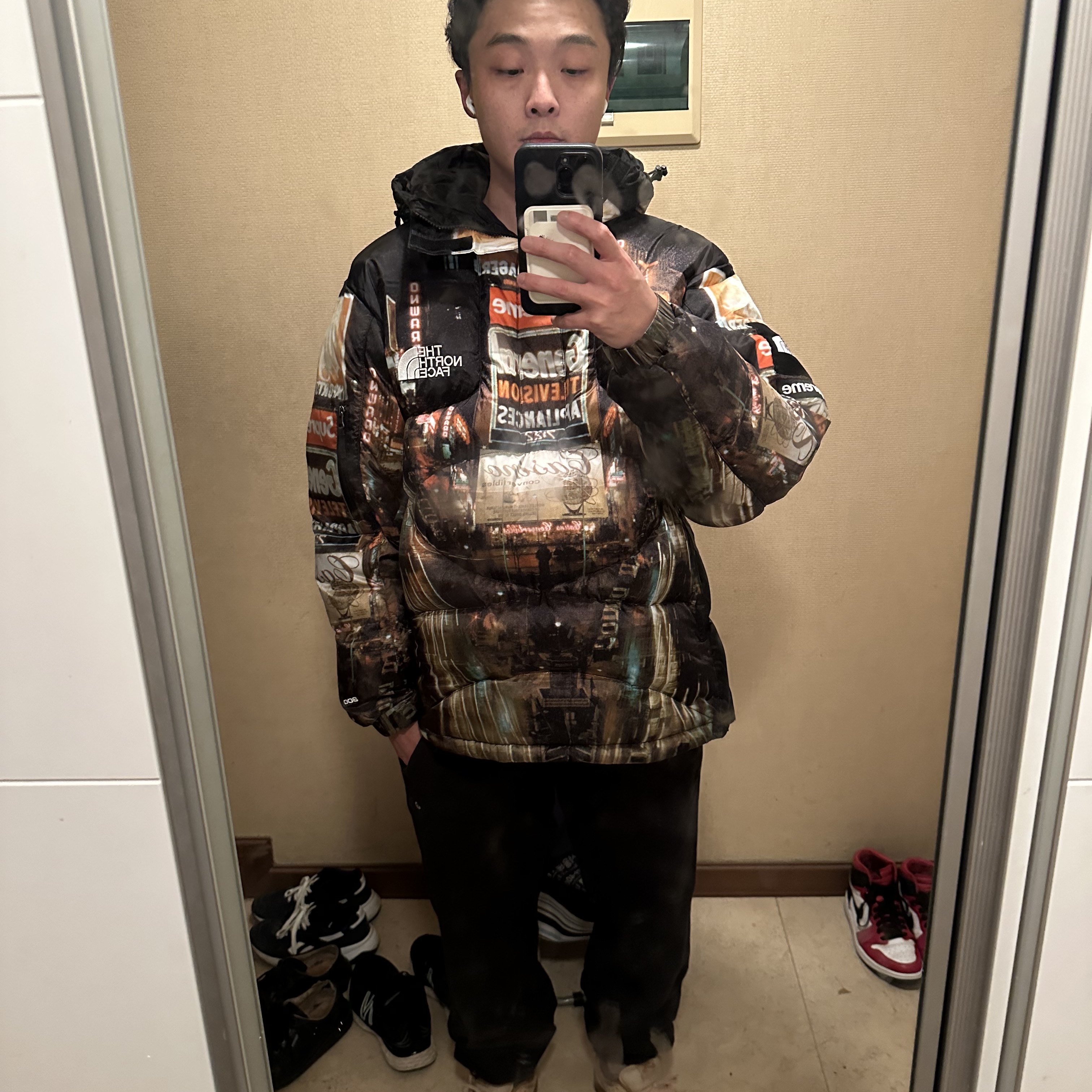 Supreme x The North Face 800-Fill Half Zip Hooded Pullover Times Square - 22FW, Casetify x Ader Error Magsafe Wallet White 착용 스타일 - 1