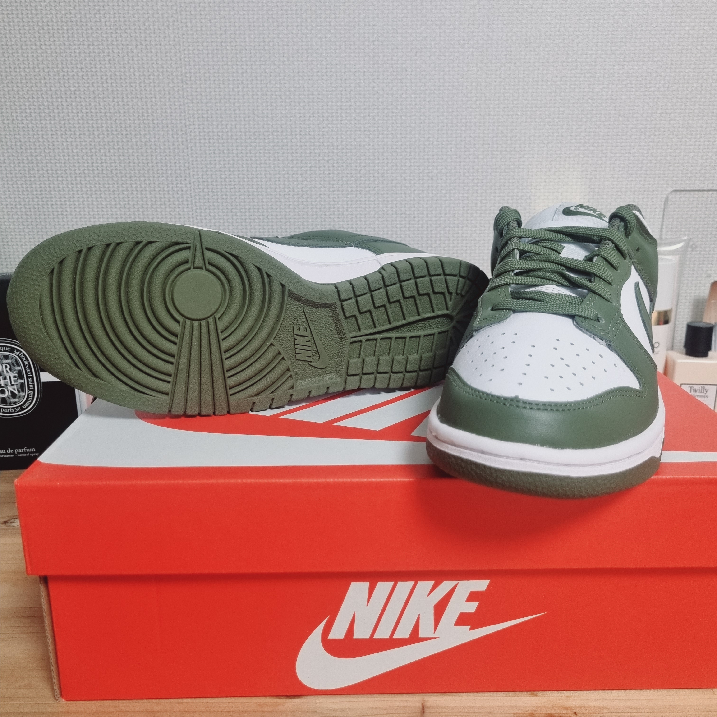 (W) Nike Dunk Low Medium Olive 착용 스타일 - 3