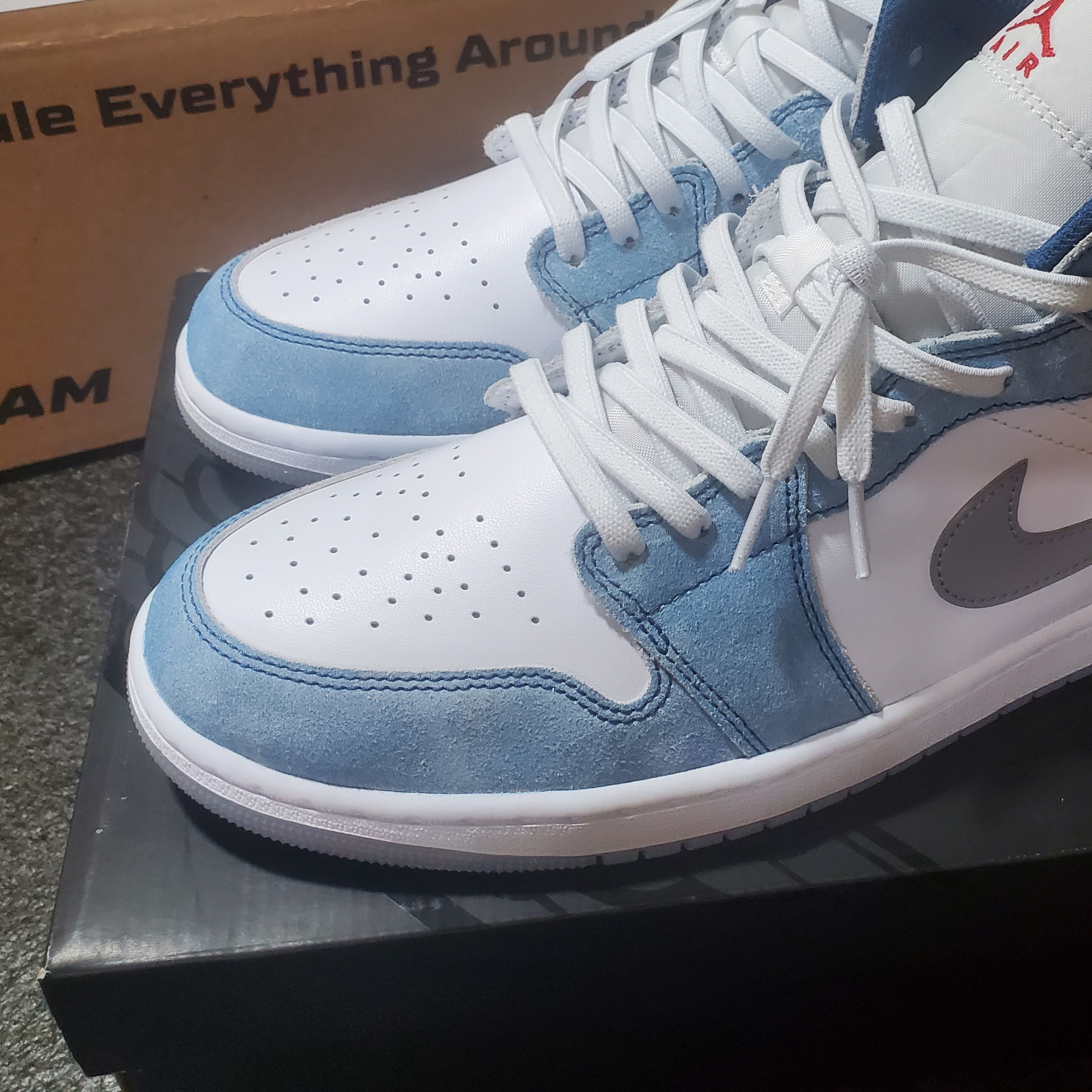 Jordan 1 Mid SE French Blue Fire Red 착용 스타일 - 3