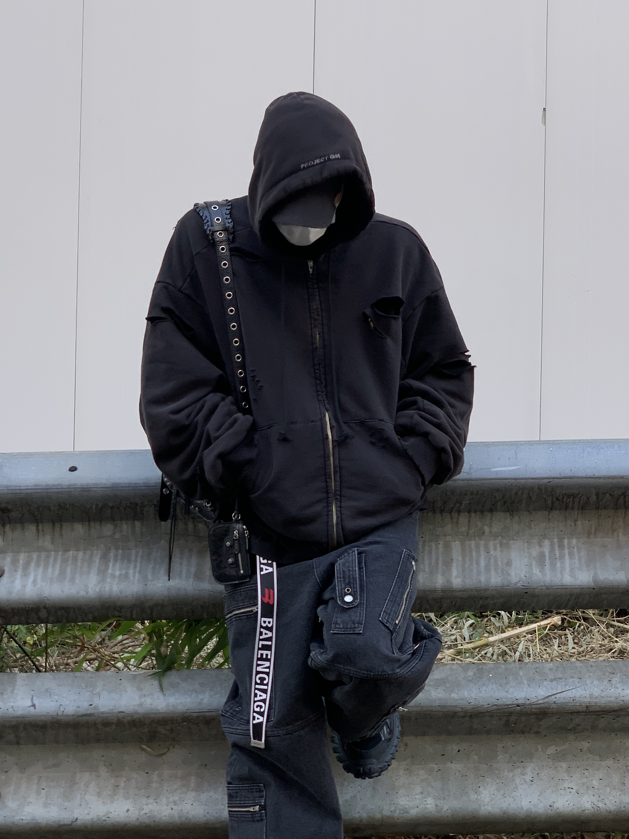 Balenciaga D Ring Belt Grey Red, Balenciaga Defender Sneakers Black 착용 스타일 - 3