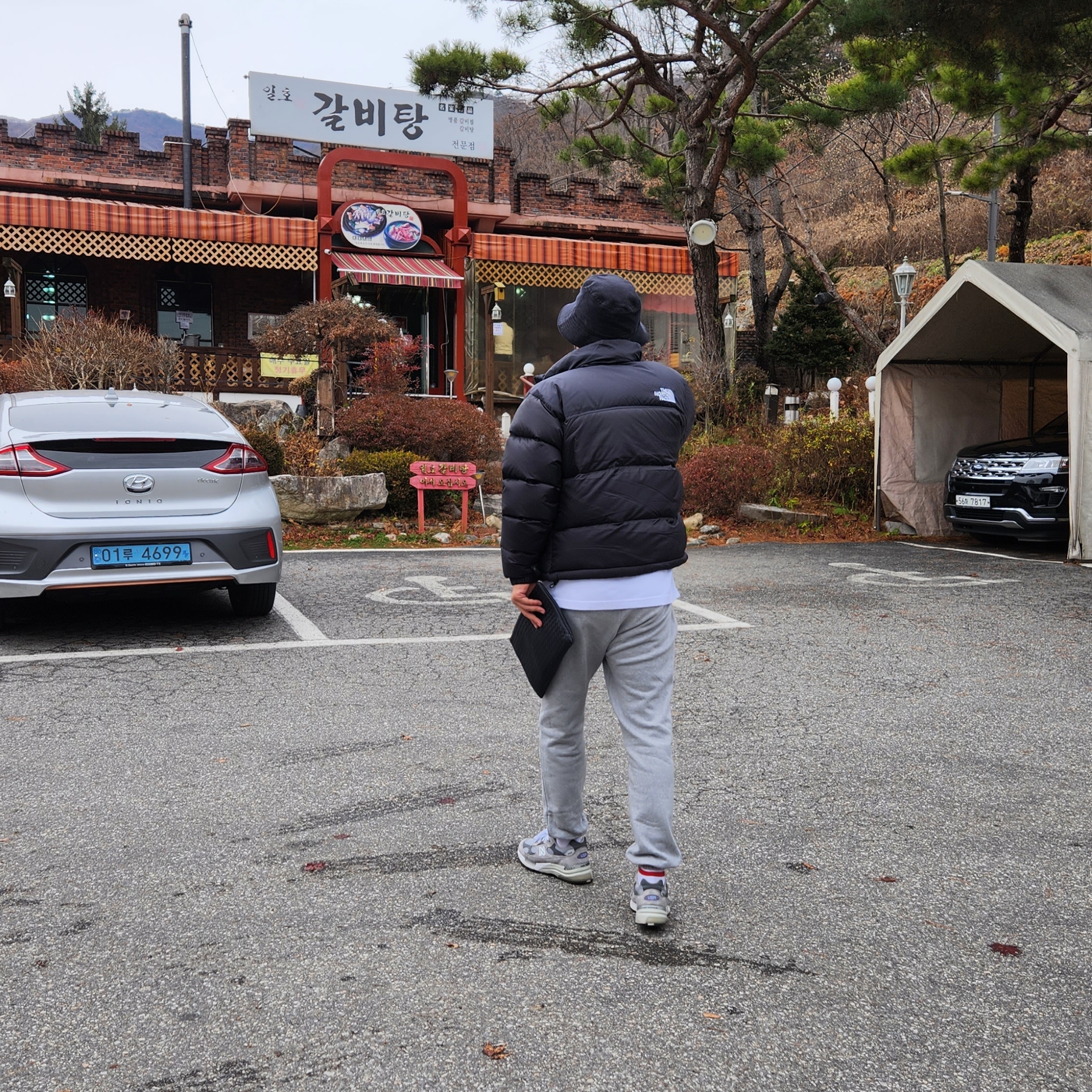 The North Face 1996 Eco Nuptse Jacket Black, New Balance 992 Made in USA Grey - D Standard 착용 스타일 - 1