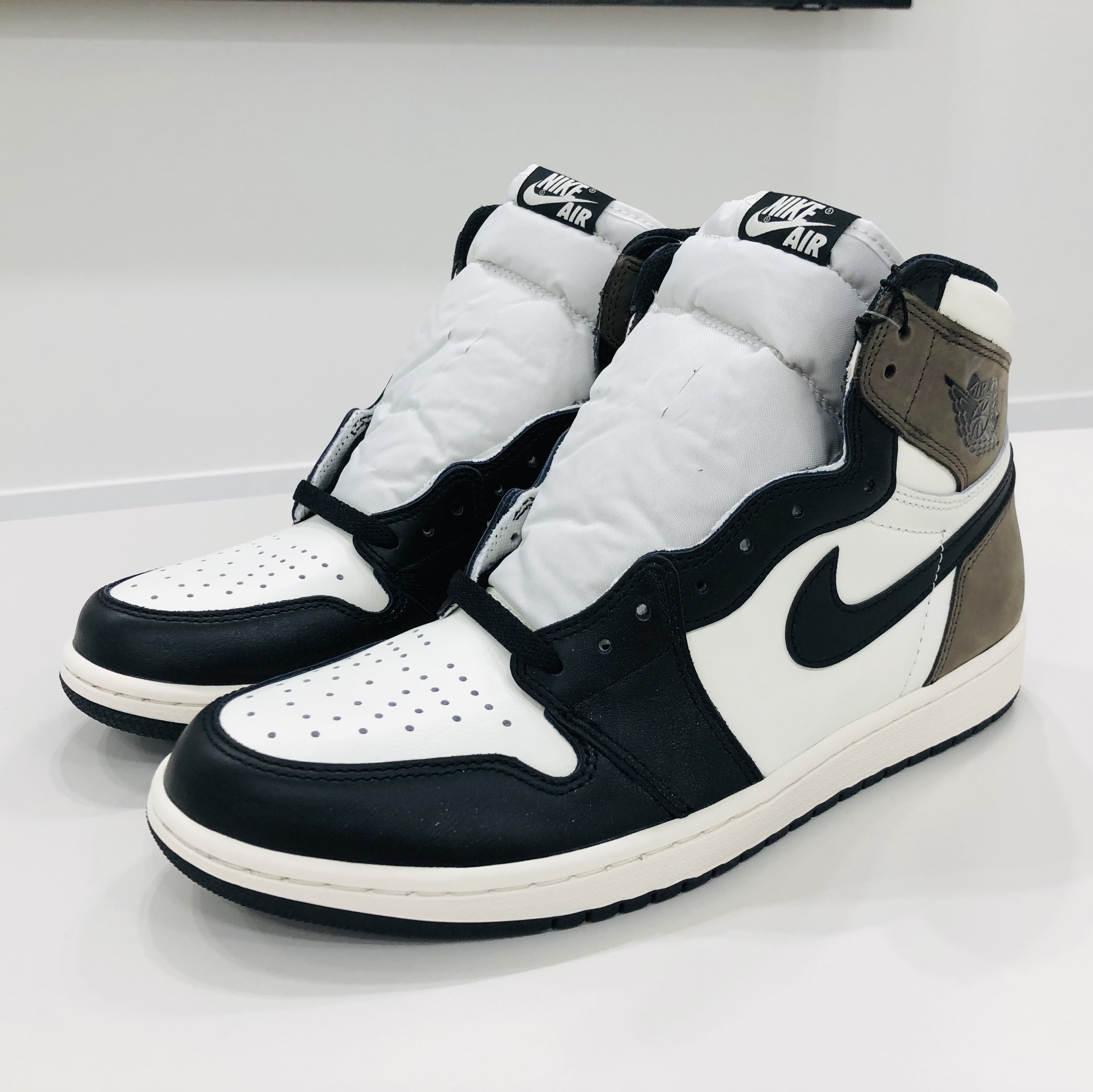 Jordan 1 Retro High OG Black Mocha 착용 스타일 - 2