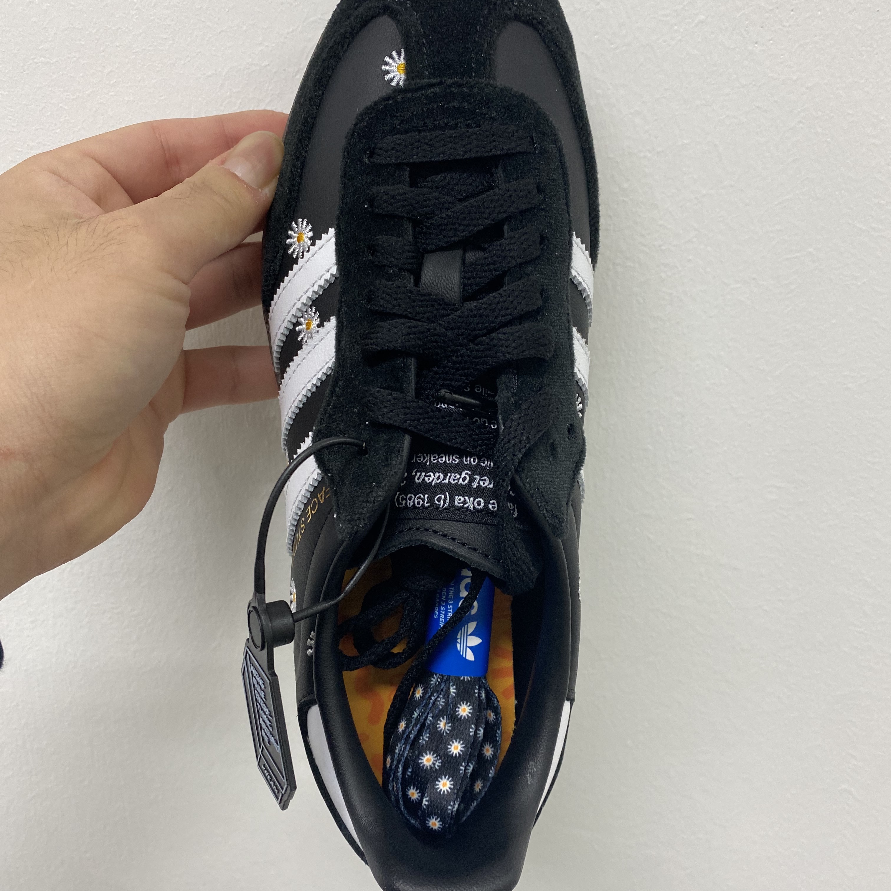 Adidas x Atmos x Face Samba OG Core Black 착용 스타일 - 2