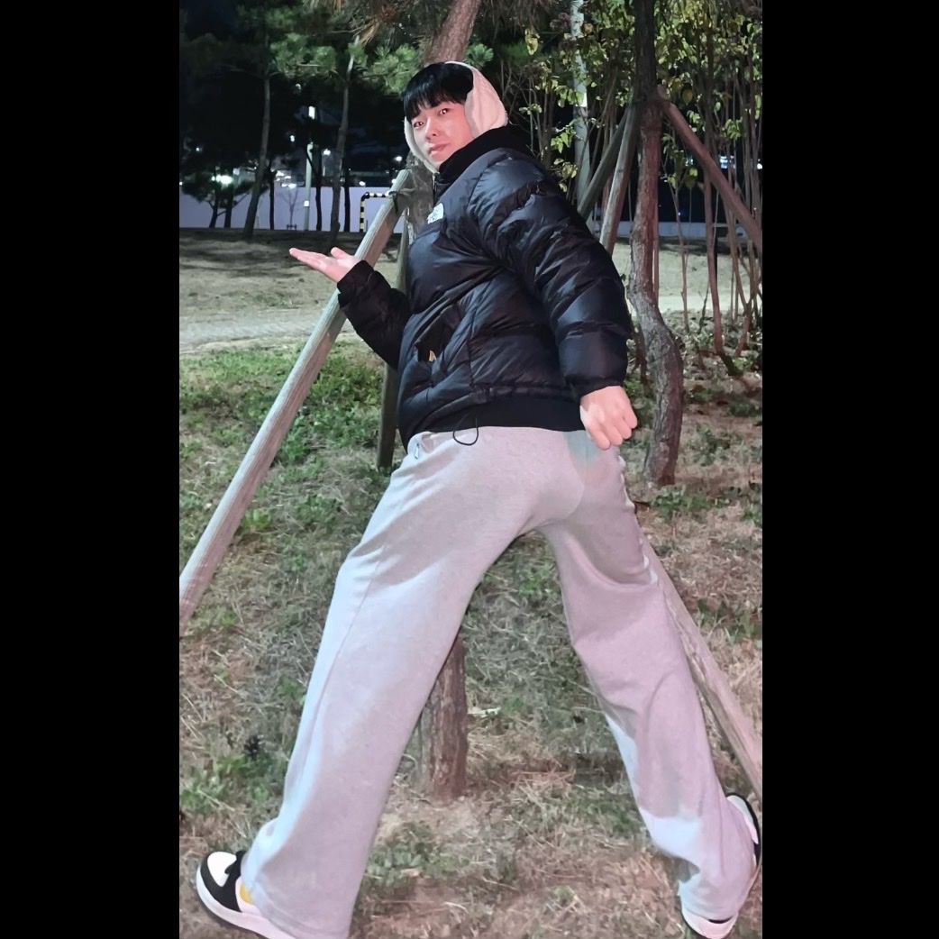The North Face 1996 Eco Nuptse Jacket Black, Nike Air Force 1 '07 LV8 Athletic Club Black Dark Sulfur 착용 스타일 - 4